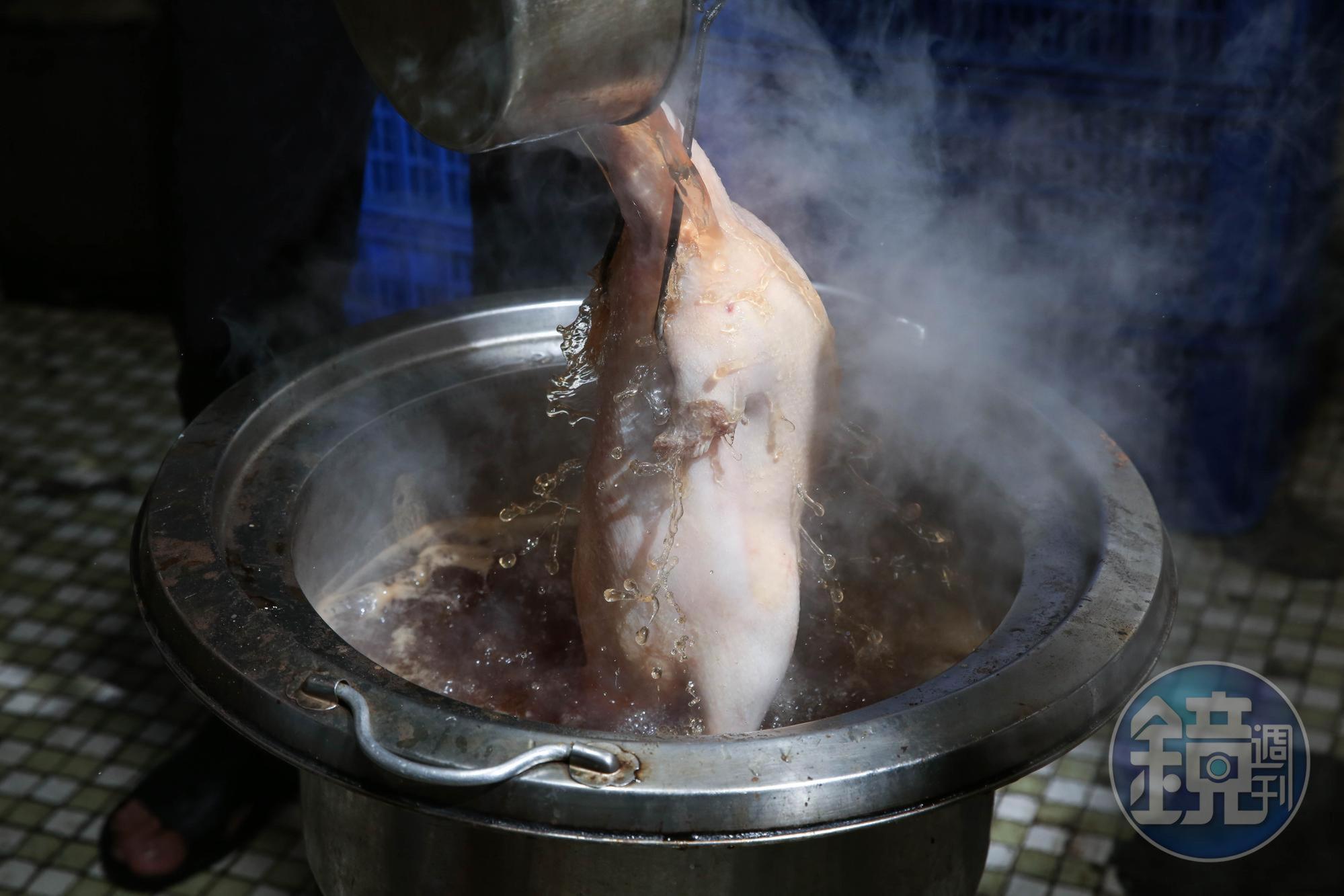 用麥芽糖調製的滾燙皮水，均勻澆淋全鴨，才能烤出漂亮顏色。