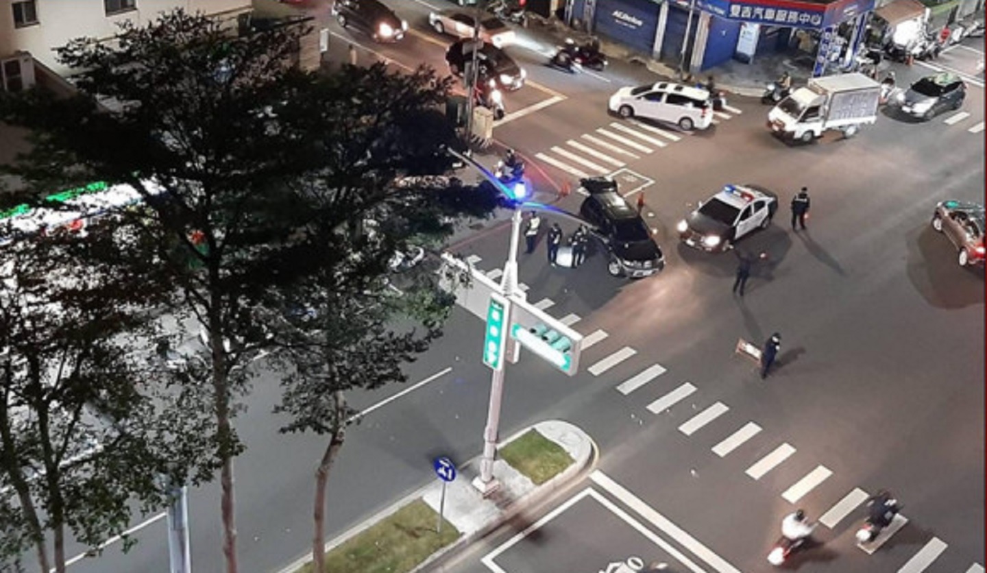 高雄市警方攔查黑色違規車輛，該車拒檢還朝警方衝撞，遭警連開11槍。（翻攝畫面）