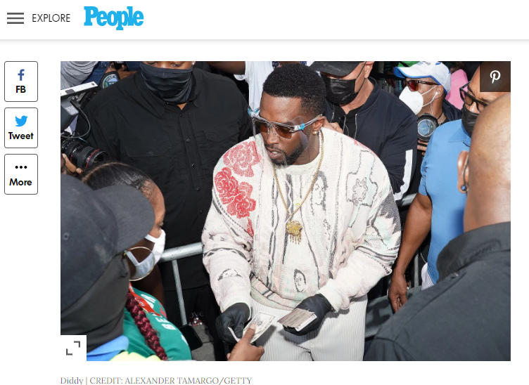 美國「嘻哈天王」吹牛老爹(Sean John Combs)來到邁阿密Overtown社區街頭發放50元美金鈔票,受惠的民眾展露出笑容。(翻攝《People》網站)