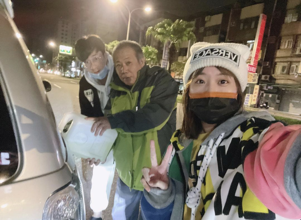 鄭茵聲粗線條寒冷冬夜開車開到沒油，還好有男友劉書宏神救援。（翻攝自鄭茵聲IG）