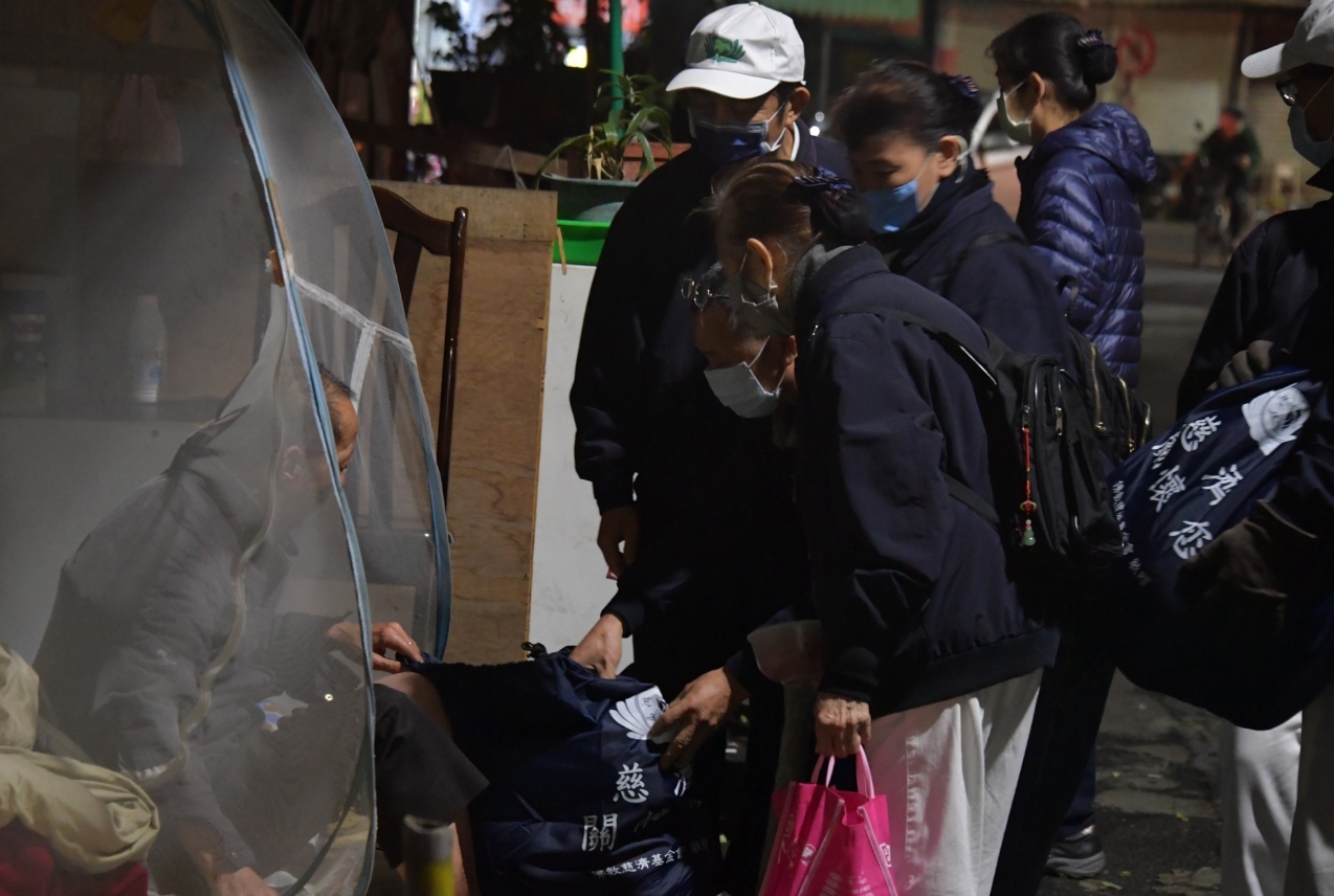 雙北地區最早自12月20日即明顯感受到寒冷的氣溫，新北三重約144位慈濟志工率先展開關懷行動。（慈濟提供）