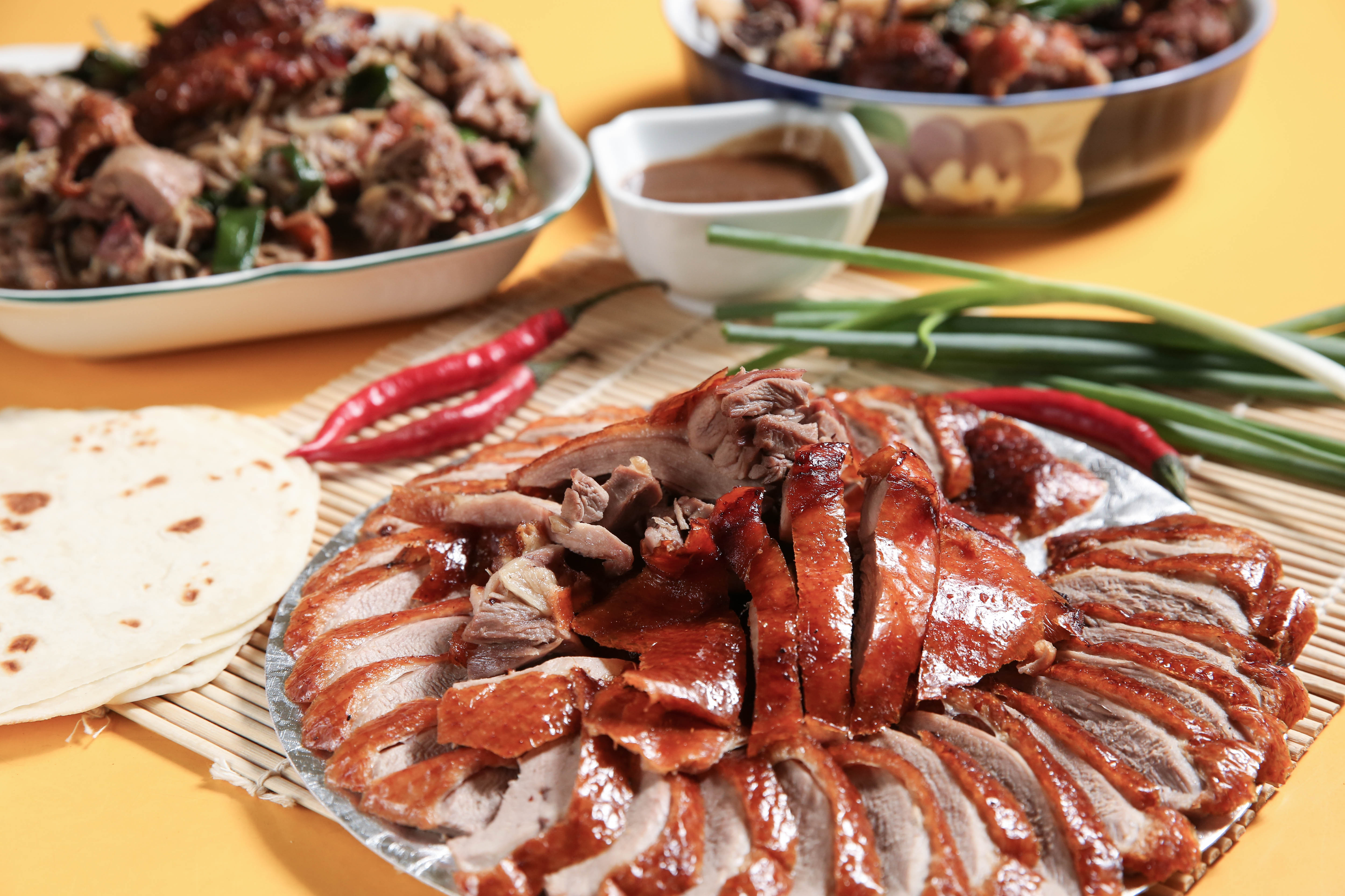 邊境烤鴨全鴨可做成片皮鴨、醬炒鴨架與鹹酥鴨3吃。(520元/1鴨3吃)