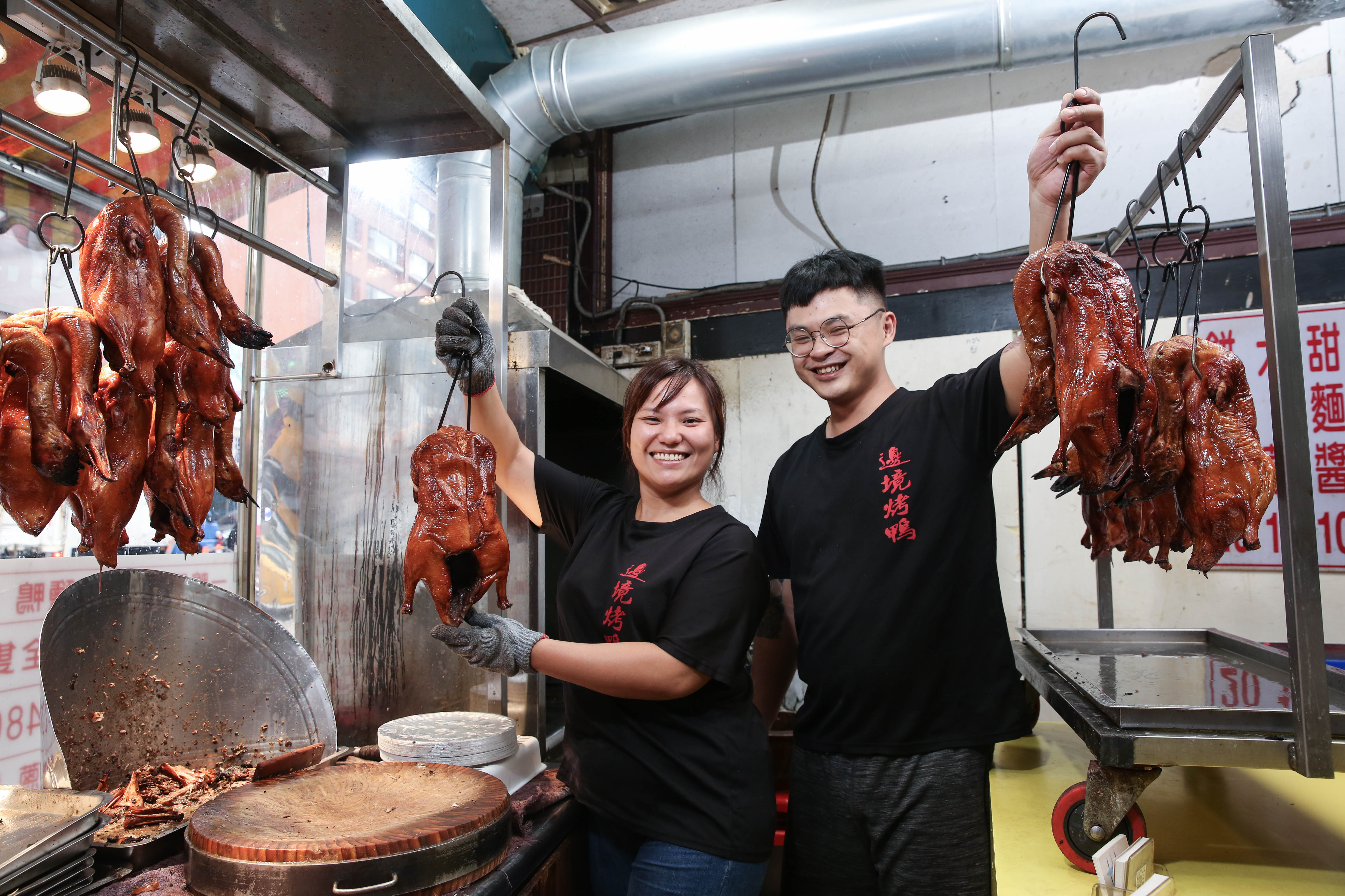 劉家文(右)與妻子卓仲婷(左)經營6年的邊境烤鴨,如今已是桃園八德的人氣店,曾在母親節單日賣出近200隻烤鴨。
