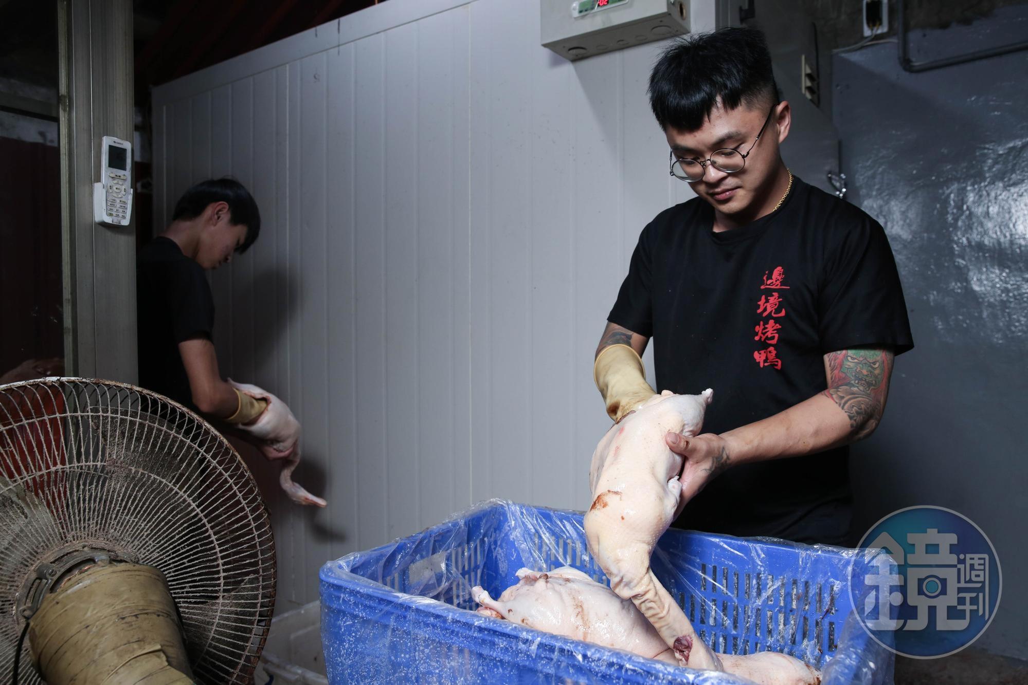 每一隻烤鴨肚子裡得塞進中藥材,按摩後冷藏靜置8小時待醃料入味。