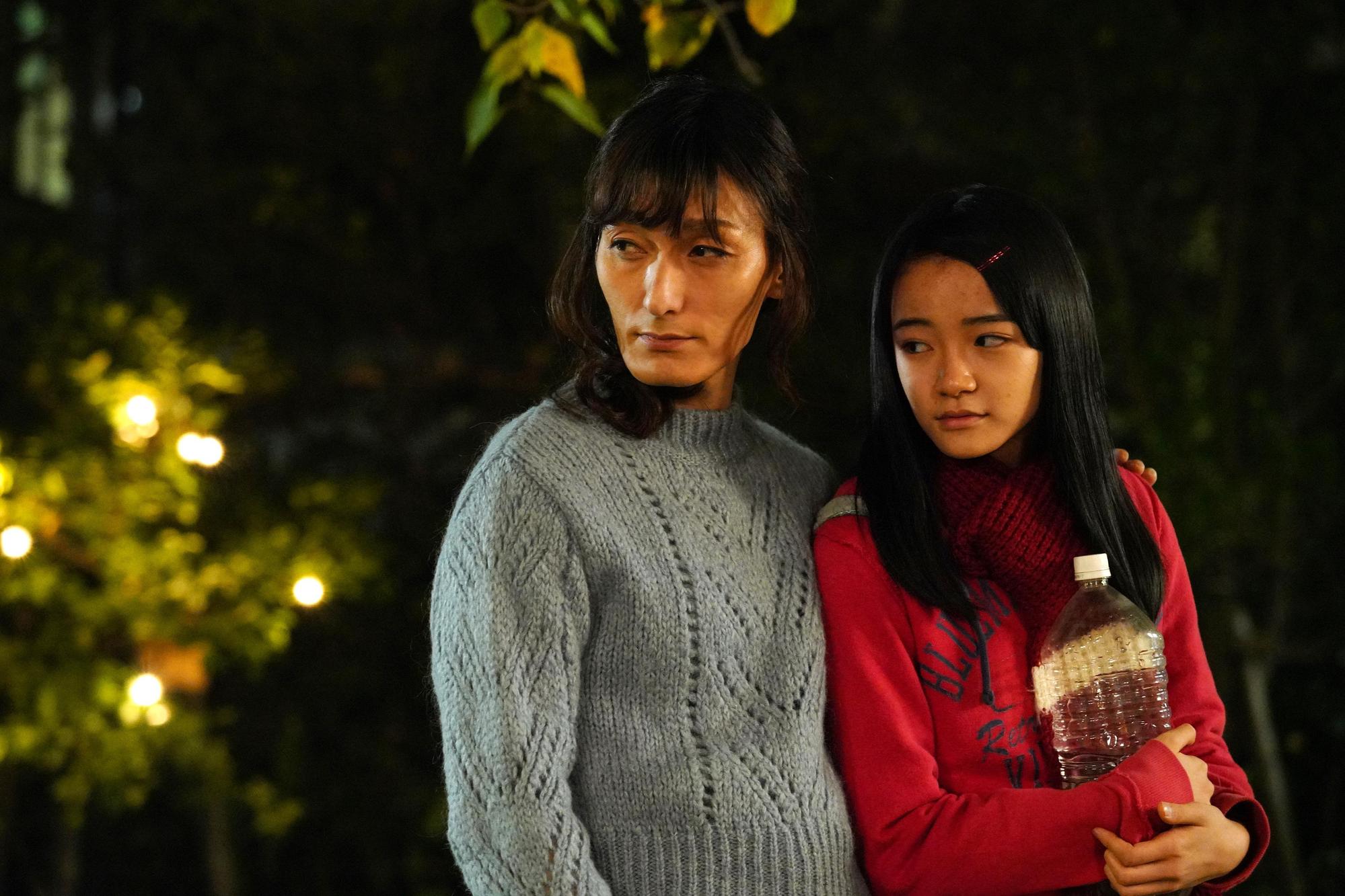 草彅剛(左)在主演電影《午夜天鵝》中飾演跨性別者,電影今在台上映。(天馬行空提供)