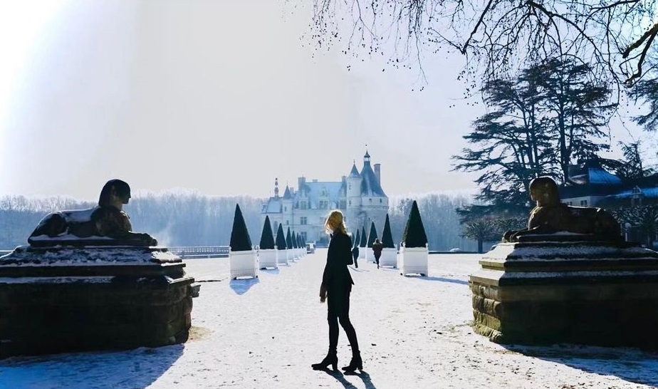 羅蘭在城堡前留影，於IG上表示自己回到了老家。（翻攝自羅蘭Instagram）