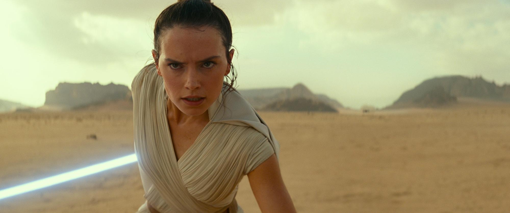 女星黛西蕾德莉在《STAR WARS:原力覺醒》,是擁有原力的芮,可以跟人隔空傳話,但現實中她對許多人的意見都無法照單全收。(迪士尼提供)