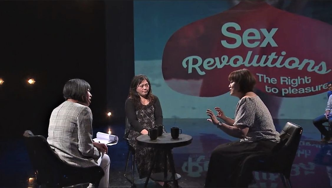 《公視主題之夜SHOW》映後論壇邀請資深媒體人范琪斐（左）與專欄作家蔡宜文（右）和性別教育工作者周雅淳（中）進行對談。（公視提供）