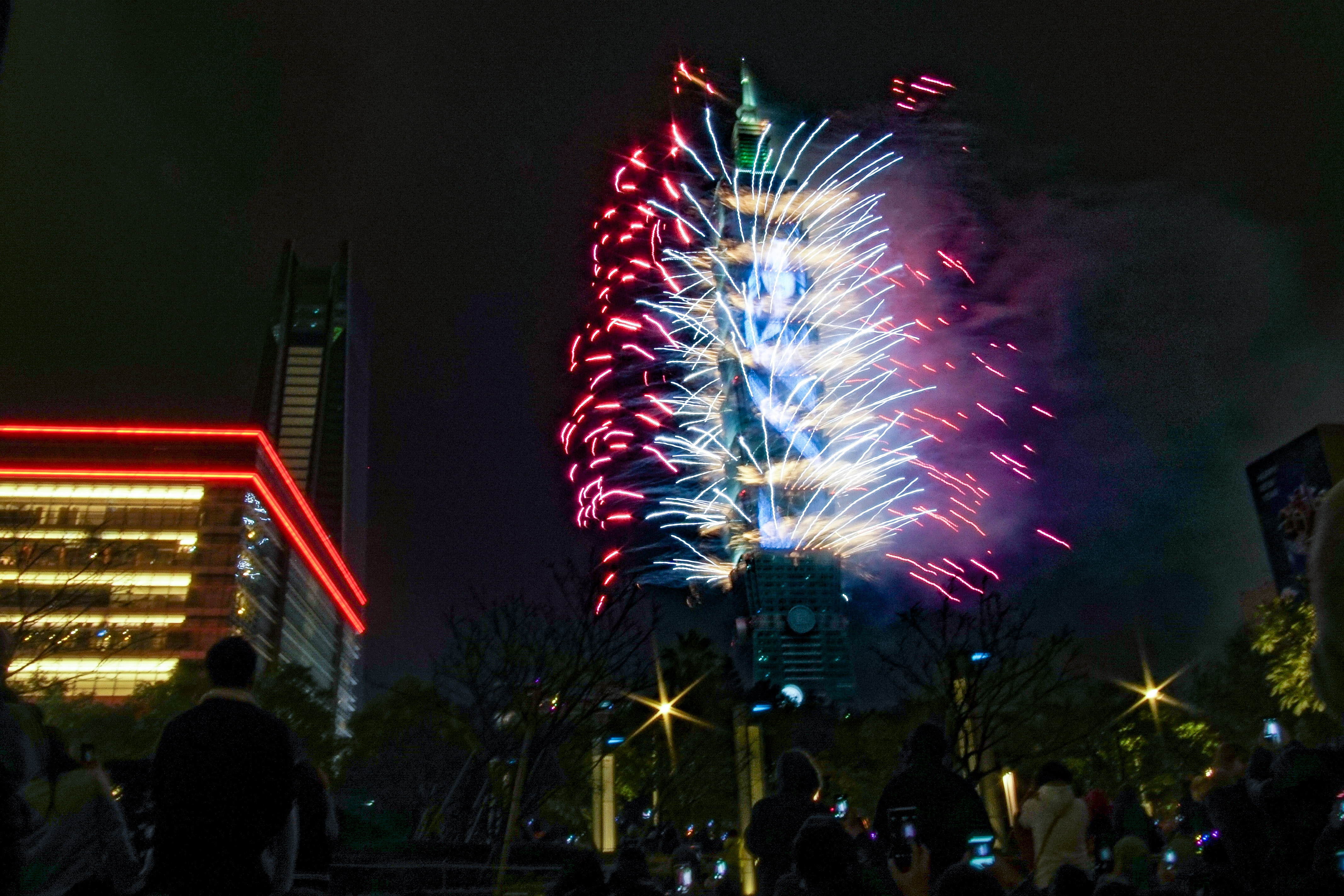 台北101跨年晚會仍照常舉行,指揮中心表示,台灣目前社區傳播風險非常低,各縣市在落實5大防疫措施下,可自行決定是否要辦理。(本刊資料照)