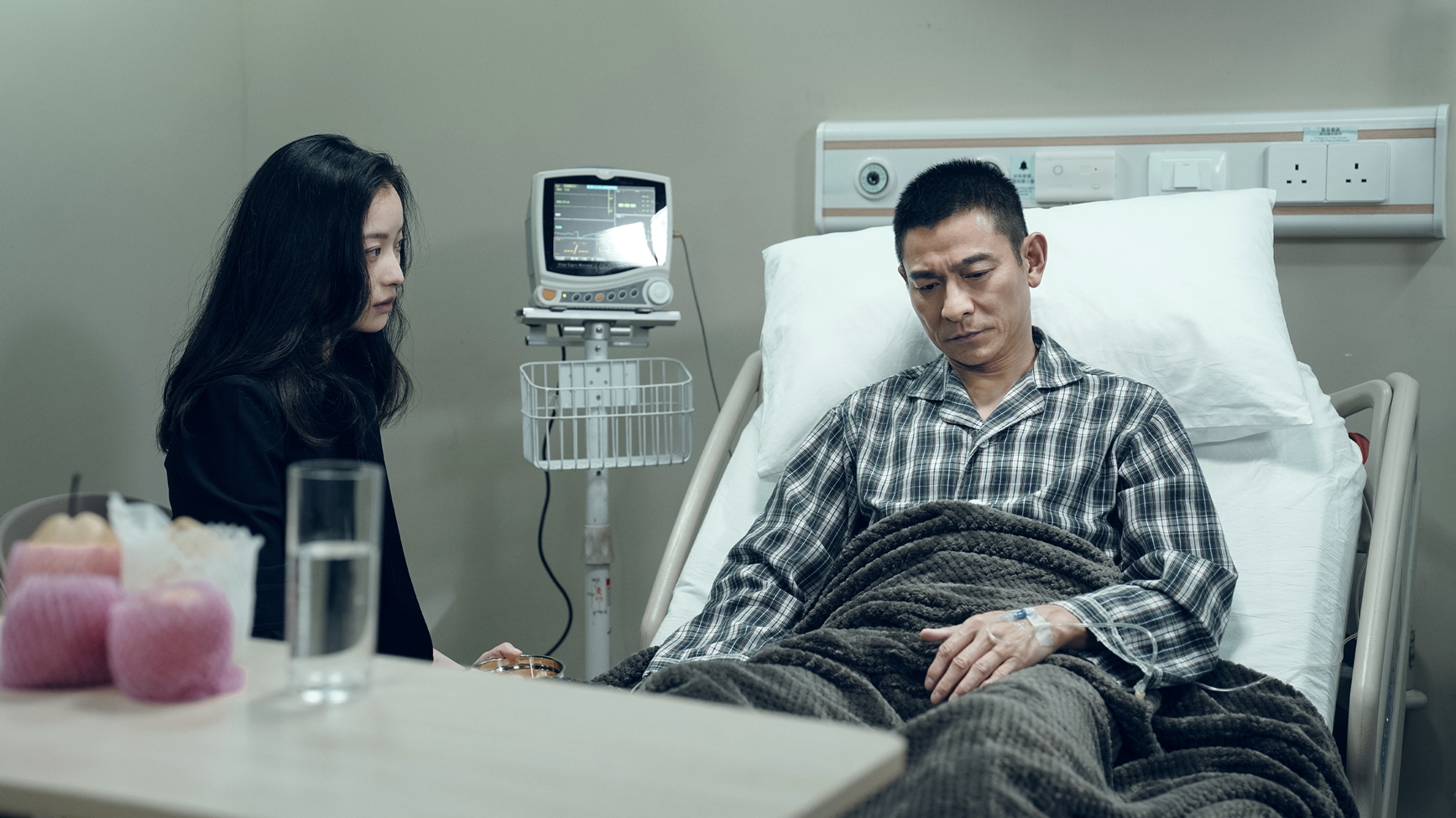 劉德華在片中遭炸彈炸傷，下半身須戴上義肢行動。左為大陸女星倪妮。（華映提供）