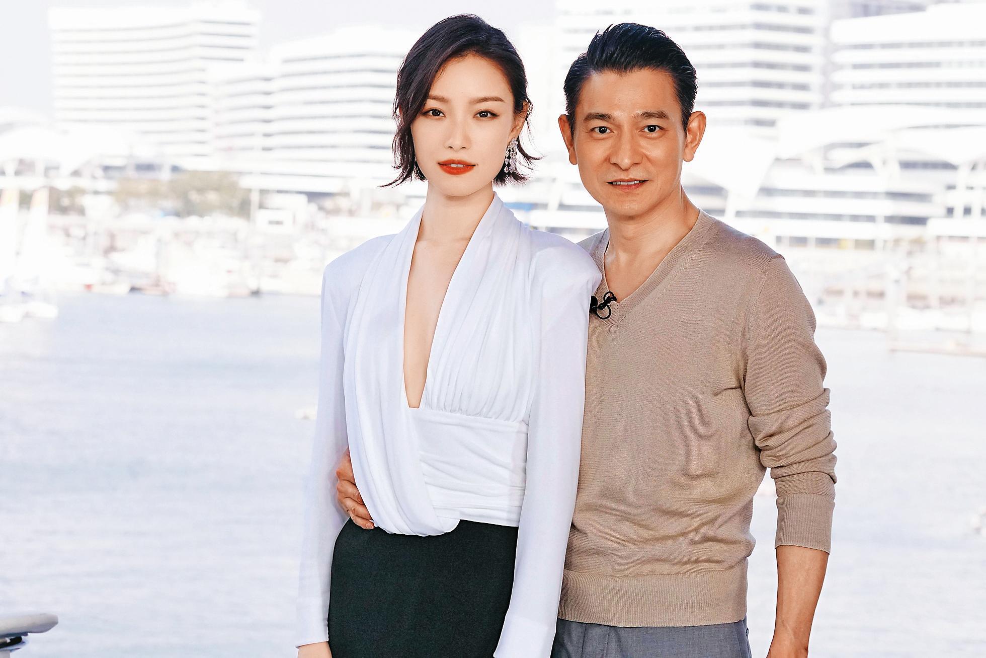 劉德華（右）投資、監製與主演的《拆彈專家2》再創商業港片典範，倪妮（左）演技有加分。（華映提供）