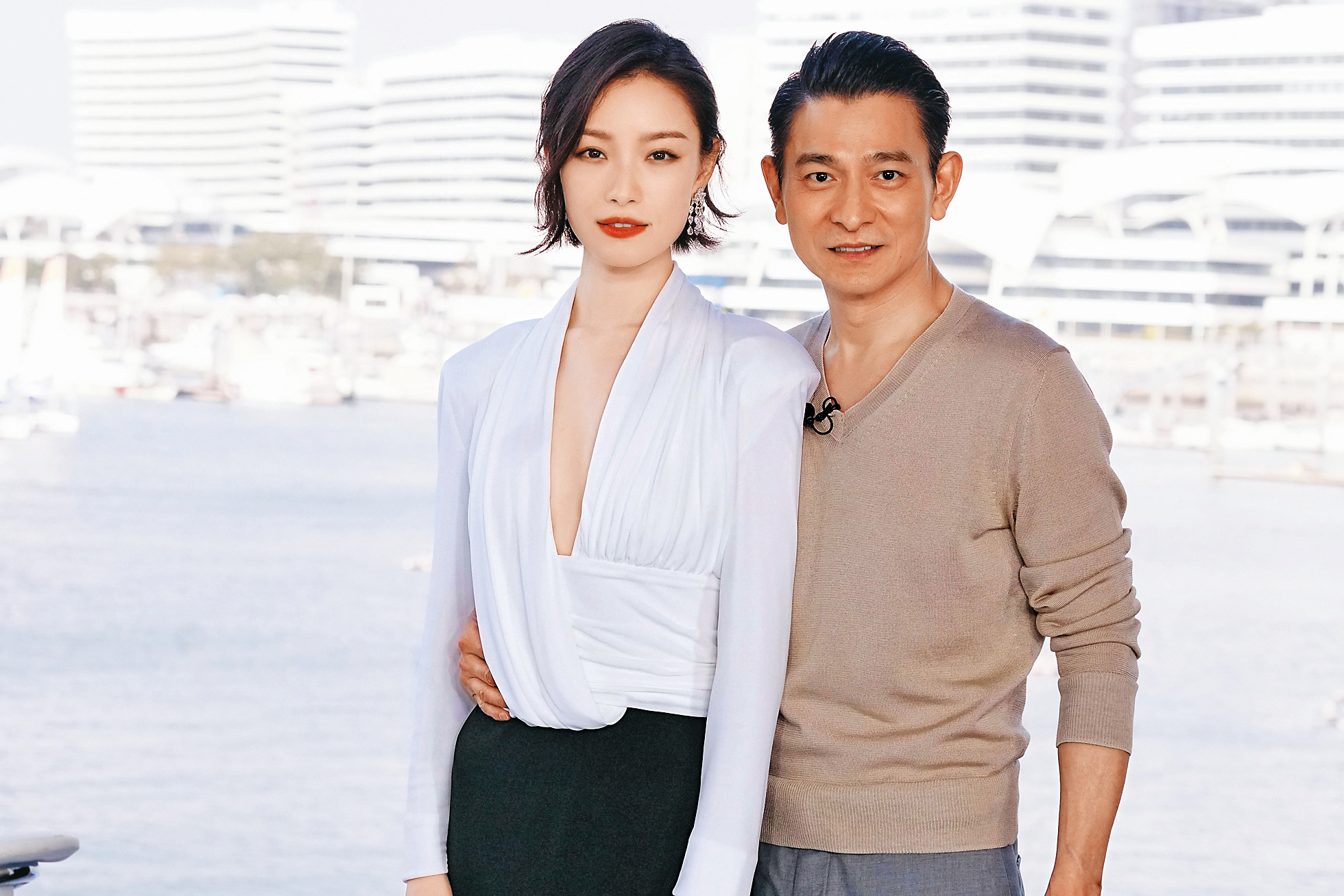 劉德華（右）投資、監製與主演的《拆彈專家2》再創商業港片典範，倪妮（左）演技有加分。（華映提供）