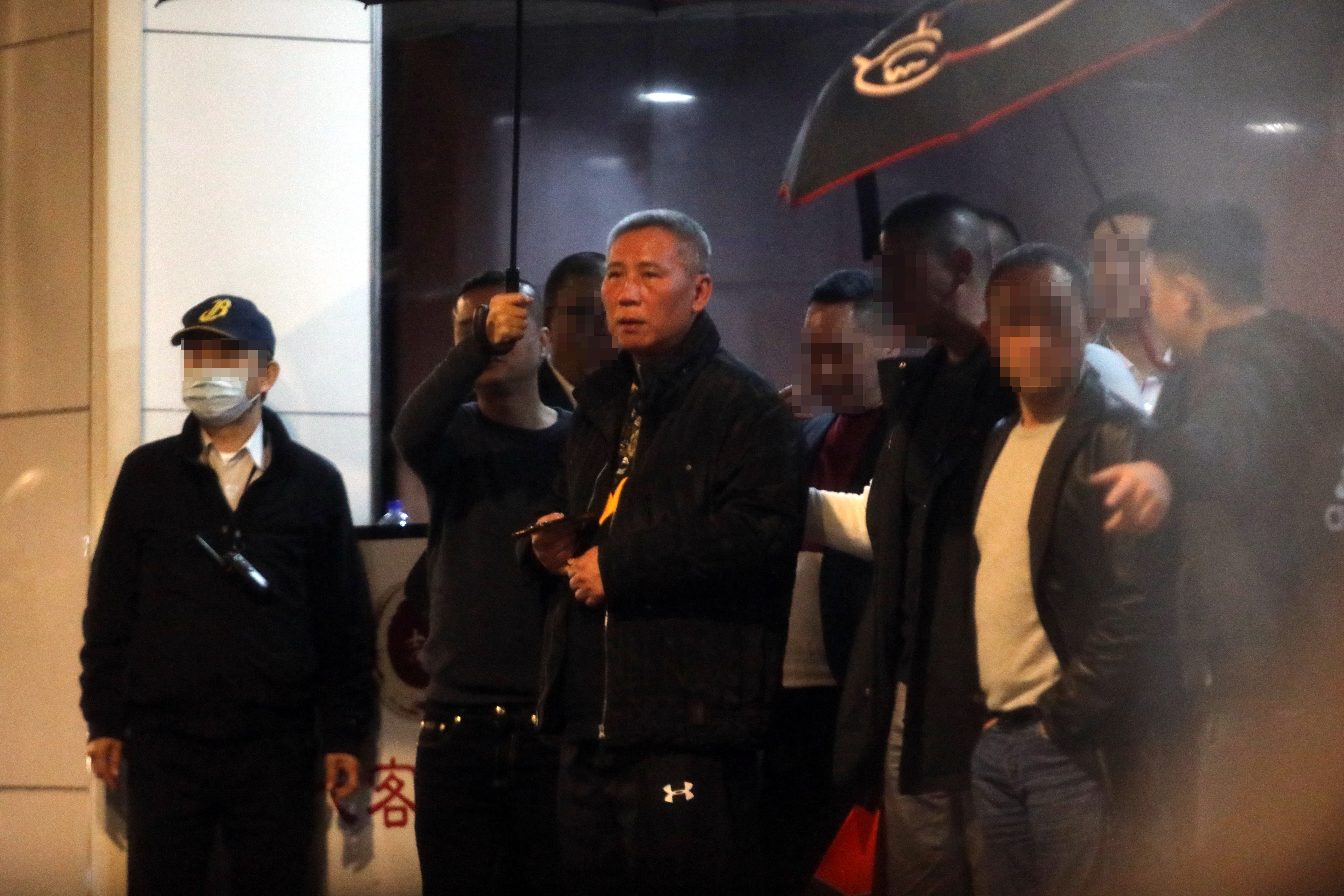 四海幫副幫主張存偉前往蘇文帝的送行餐會。