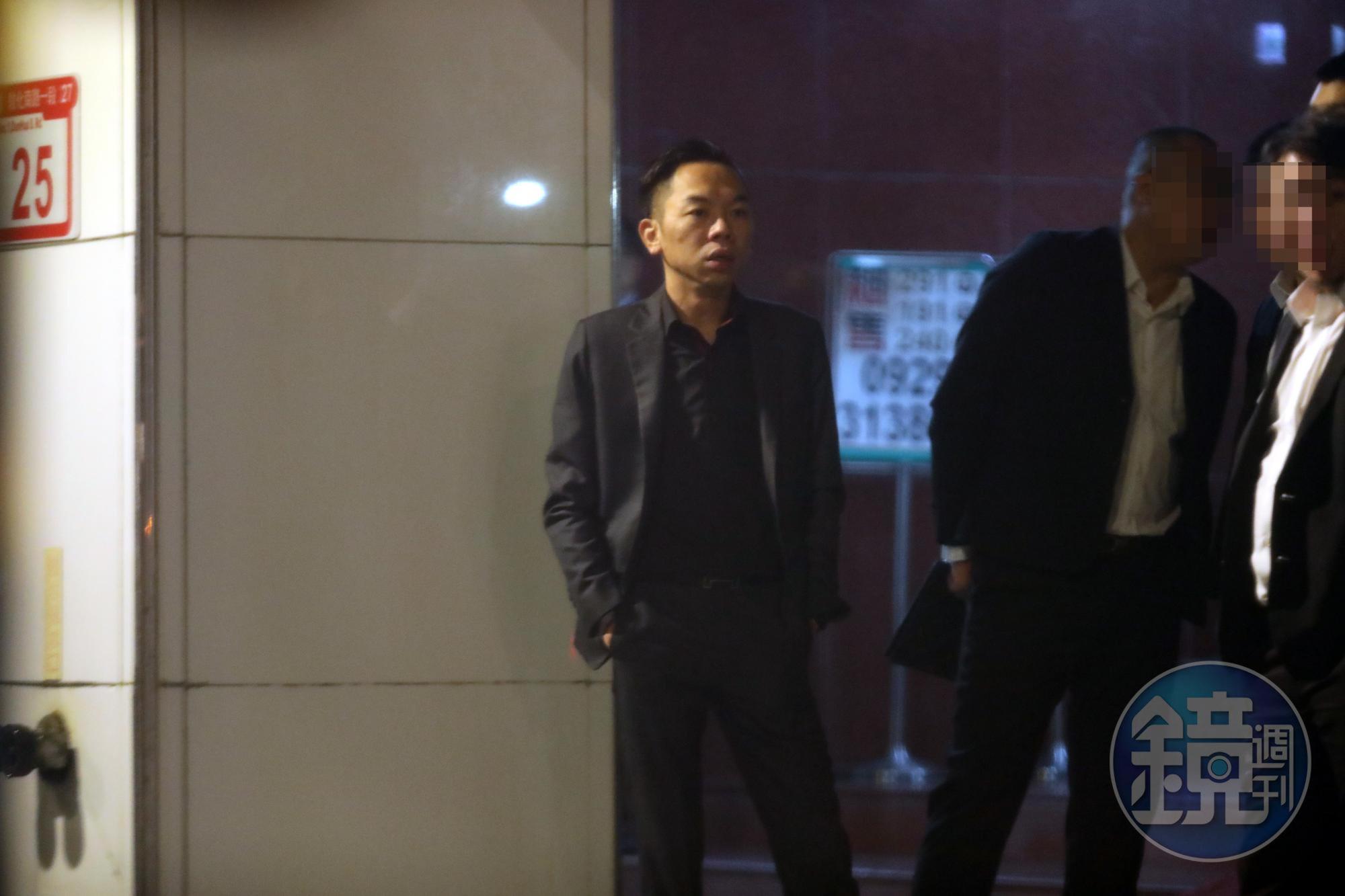 被視為是四海幫新生代領袖人物的海青堂堂主蘇文帝，入監服刑前宴請四海幫歷任幫主級人物。
