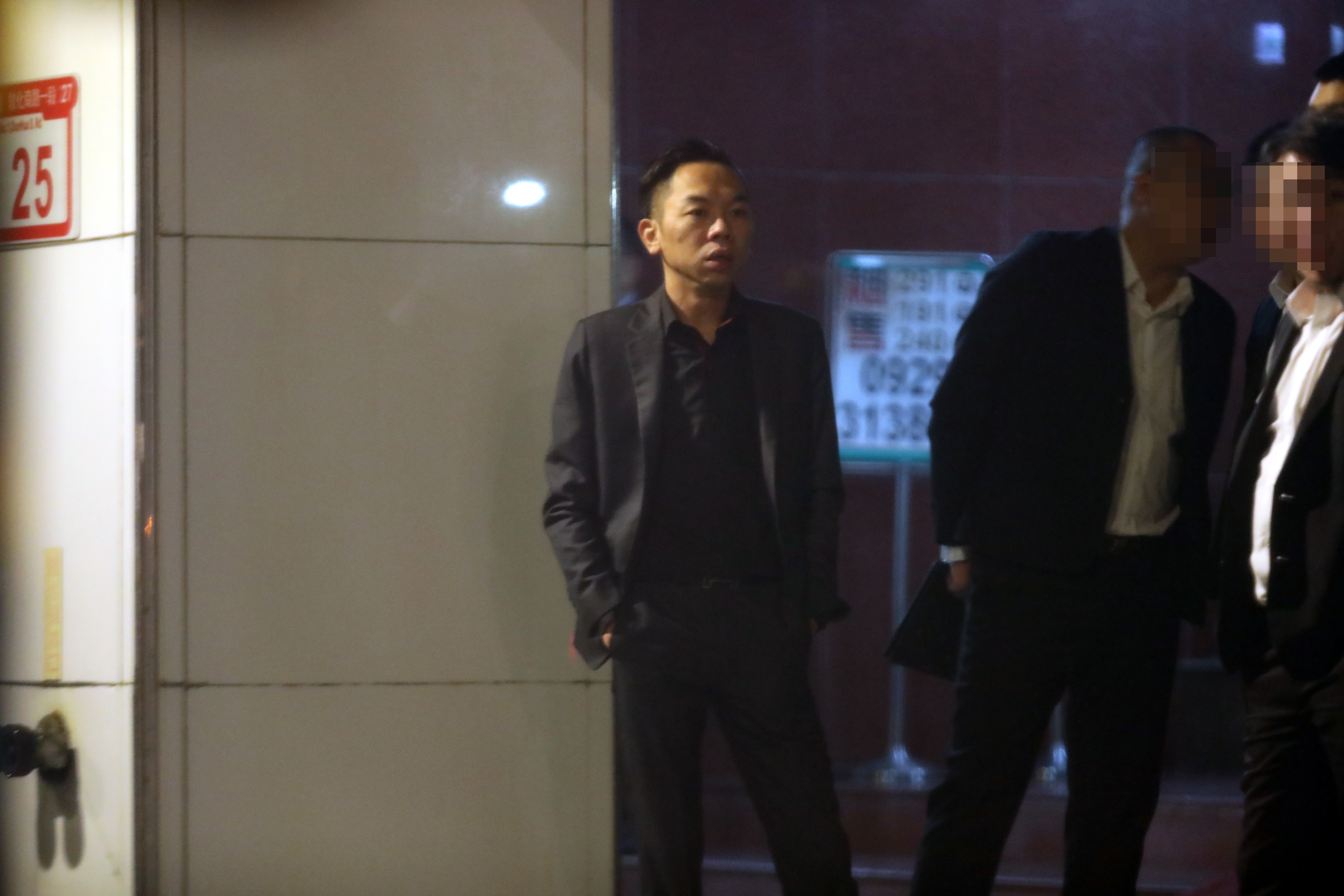 被視為是四海幫新生代領袖人物的海青堂堂主蘇文帝，入監服刑前宴請四海幫歷任幫主級人物。