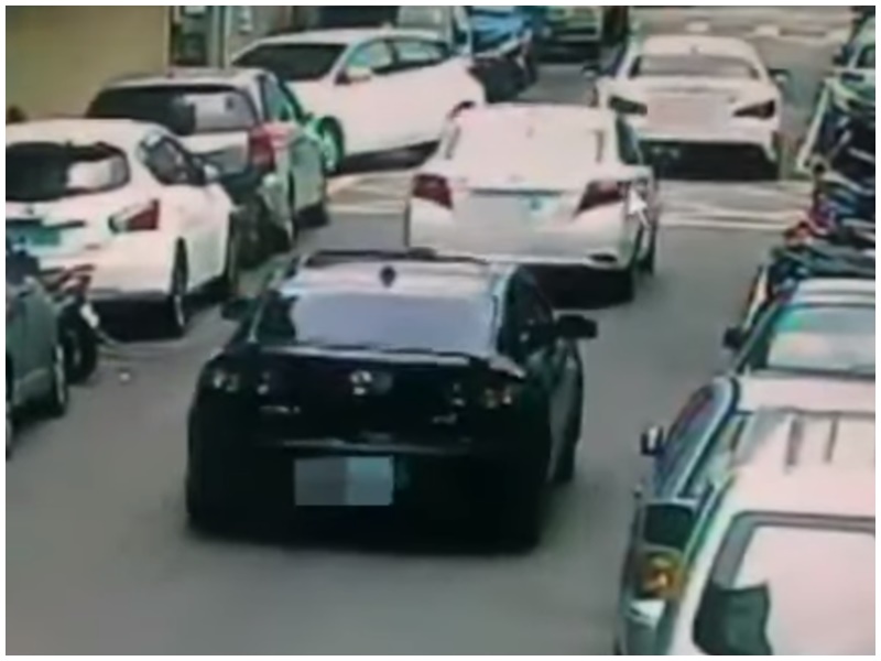 十五分會吳姓大哥尾隨蘇文帝坐車,朝他開了3槍,一槍擊中蘇的左手。(翻攝畫面)