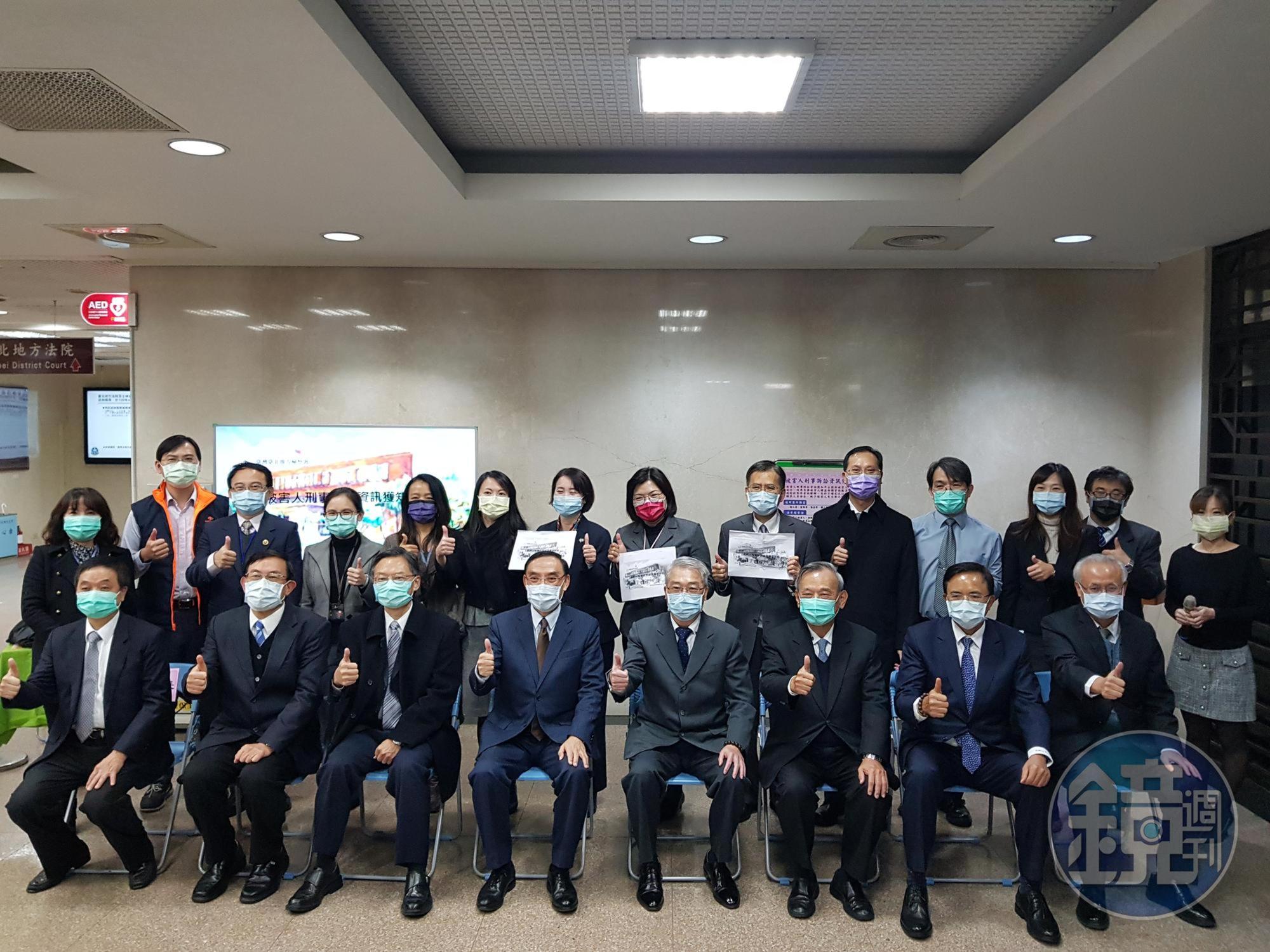今天的記者會除法務部長蔡清祥與會，包括台北地方法院長黃國忠、法務部次長陳明堂、蔡碧仲及張斗輝、檢察總長江惠民、高檢署檢察長邢泰釗等人，均聯袂蒞臨北檢共襄盛舉，並合影留念。