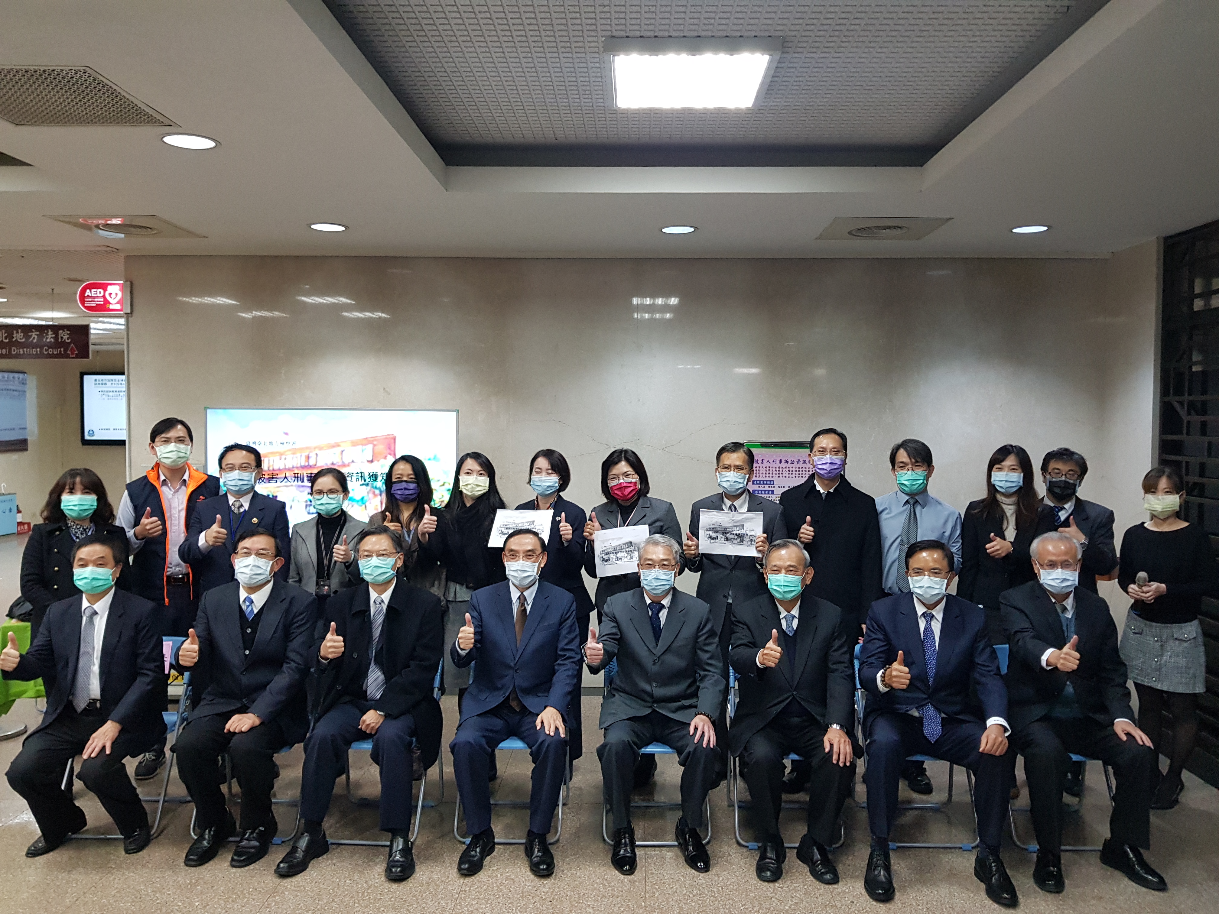 今天的記者會除法務部長蔡清祥與會，包括台北地方法院長黃國忠、法務部次長陳明堂、蔡碧仲及張斗輝、檢察總長江惠民、高檢署檢察長邢泰釗等人，均聯袂蒞臨北檢共襄盛舉，並合影留念。