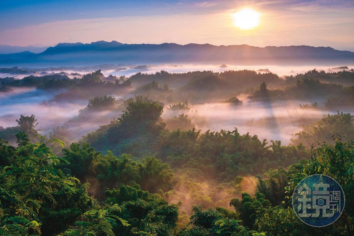 明天元旦起氣溫逐日回升，氣象專家表示，迎接曙光天氣還算理想，圖為台南二寮雲海日出。（本刊資料照）