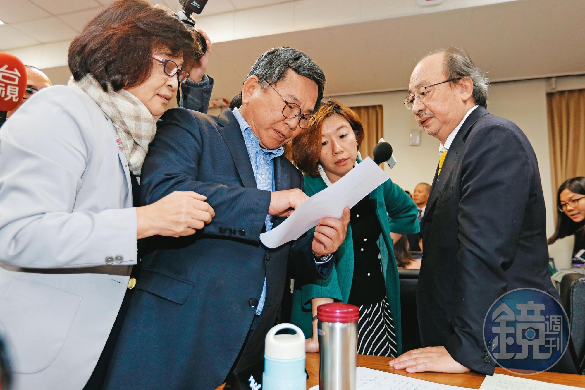 為了是否同意延押蘇震清,12月18日民進黨團會議中,總召柯建銘與立委陳明文有一番激辯。