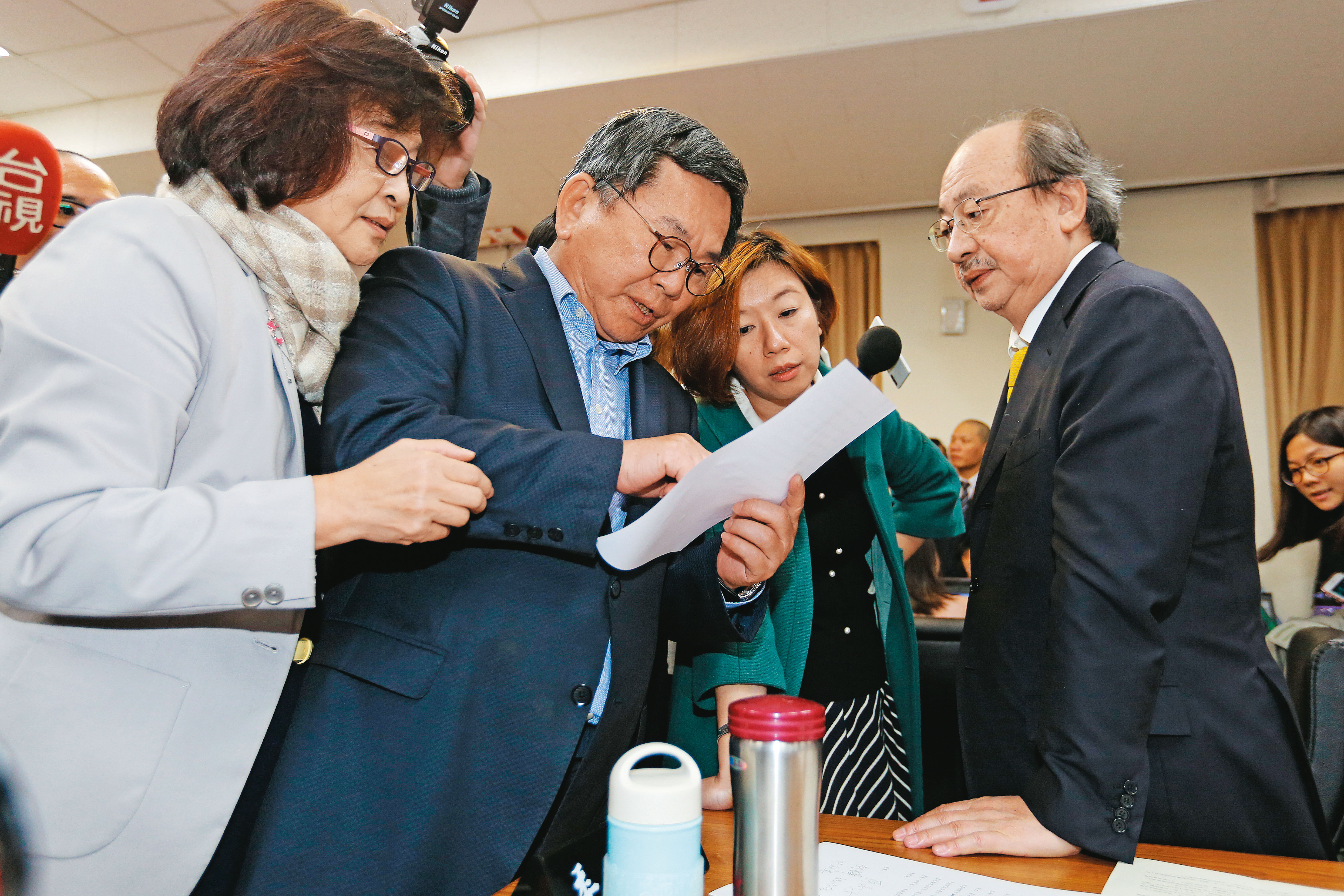 為了是否同意延押蘇震清,12月18日民進黨團會議中,總召柯建銘(右)與立委陳明文(左二)有一番激辯。