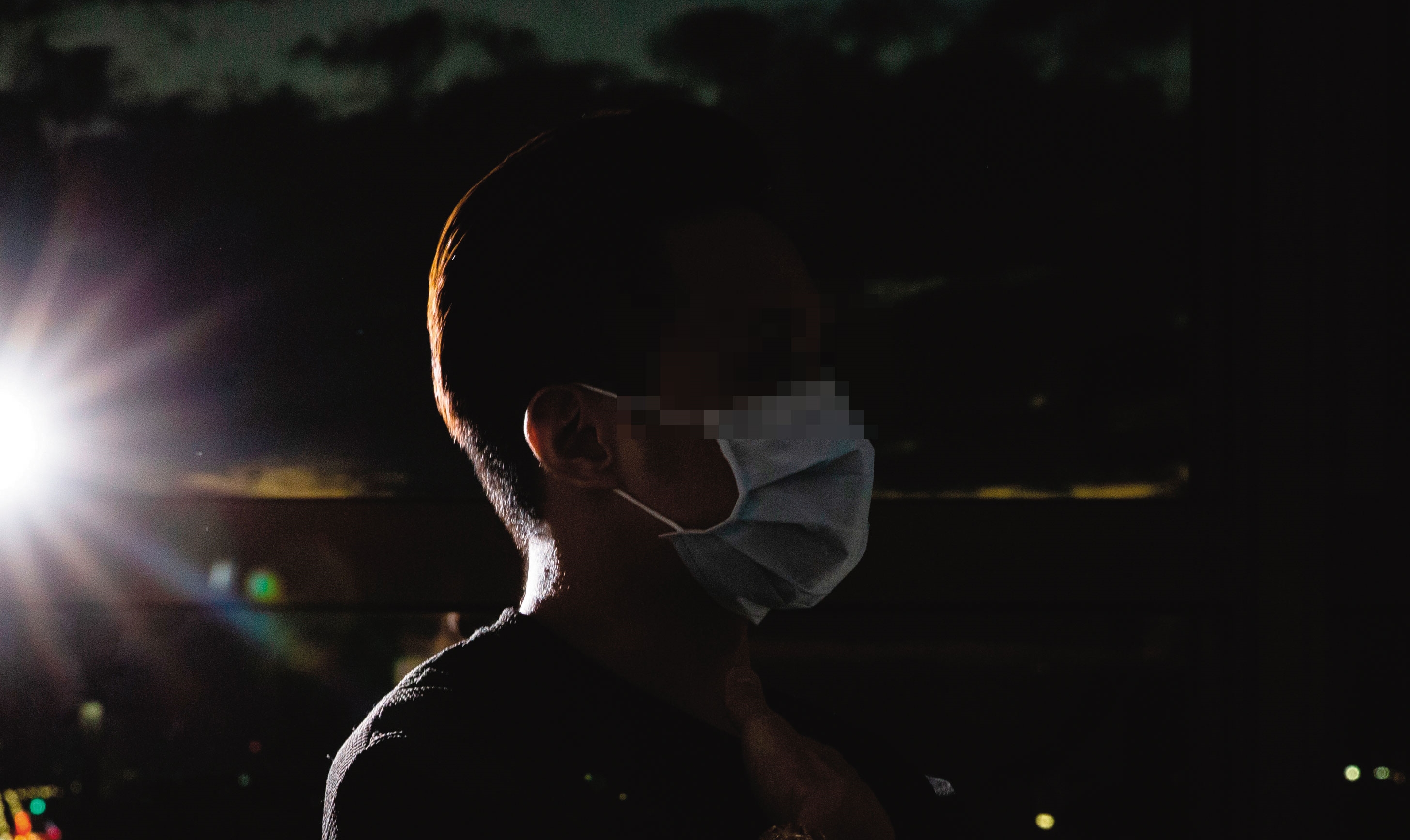 小花丈夫因妻子遭襲胸而找吳男對質，意外發現吳男竟無醫師執照。