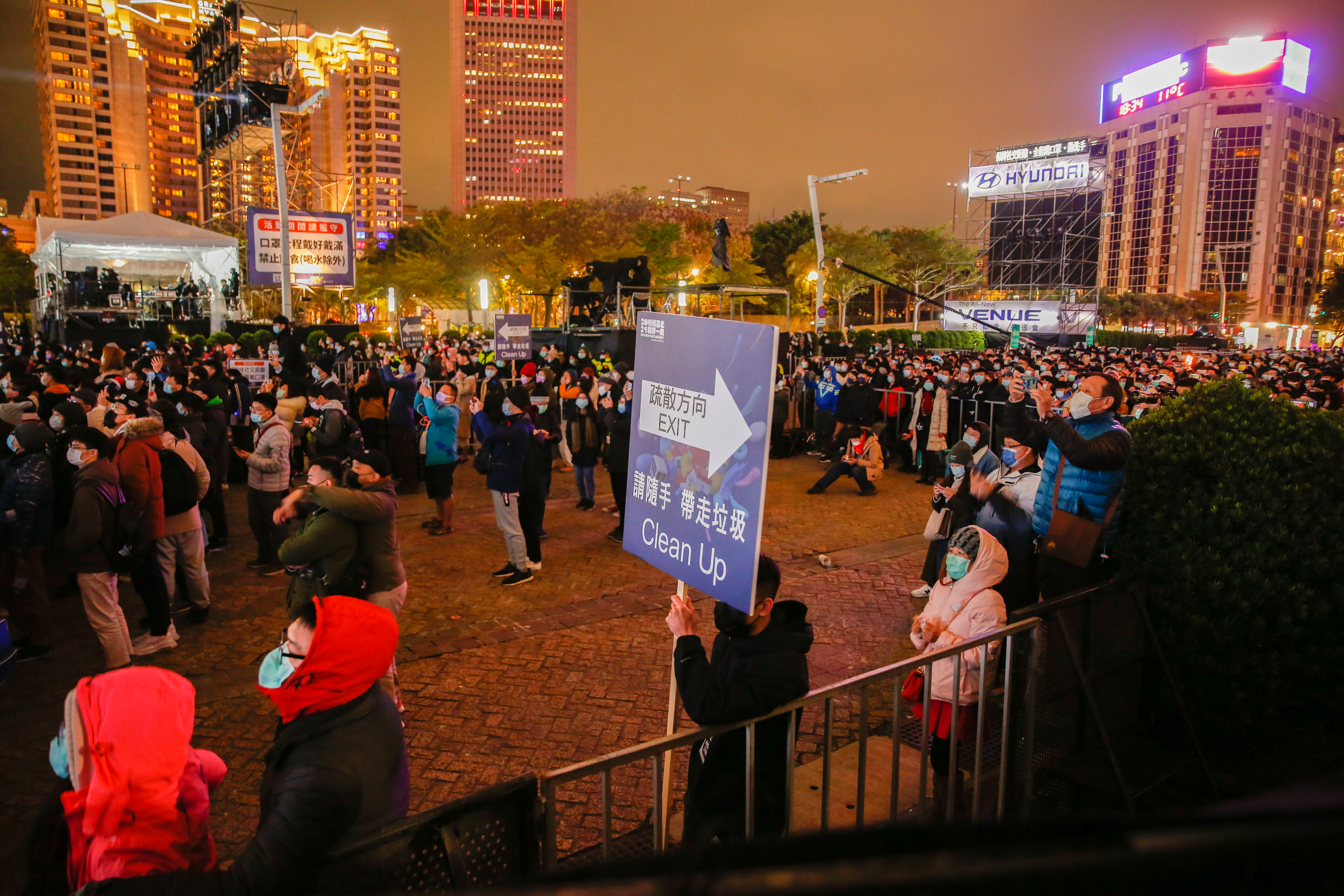 台北跨年晚會已登場，人數卻不如以往。