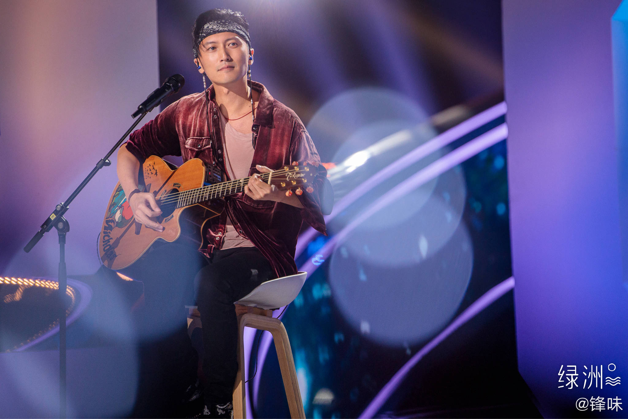 謝霆鋒人在湖南衛視唱跨年，卻擔心他在北京種的菜凍壞。（翻攝自鋒味微博）