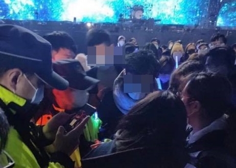 一名歌迷在演唱會期間被警方帶離，主辦單位聲稱，該歌迷為自主健康管理期間者已被請離。（翻攝自臉書）
