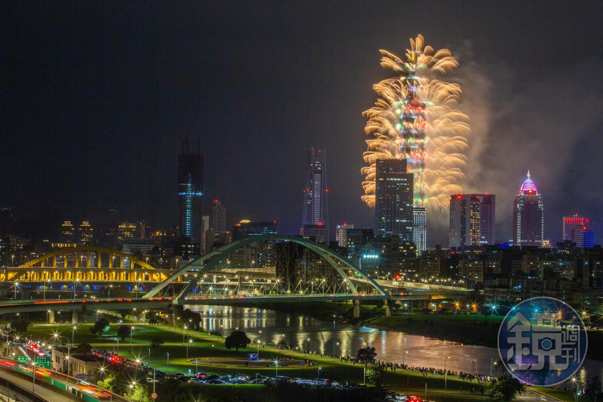 台北101跨年煙火秀長達5分鐘，今年全新推出「360度立體特效輪狀煙火」，是全世界第一個在高樓架設的煙火設施。