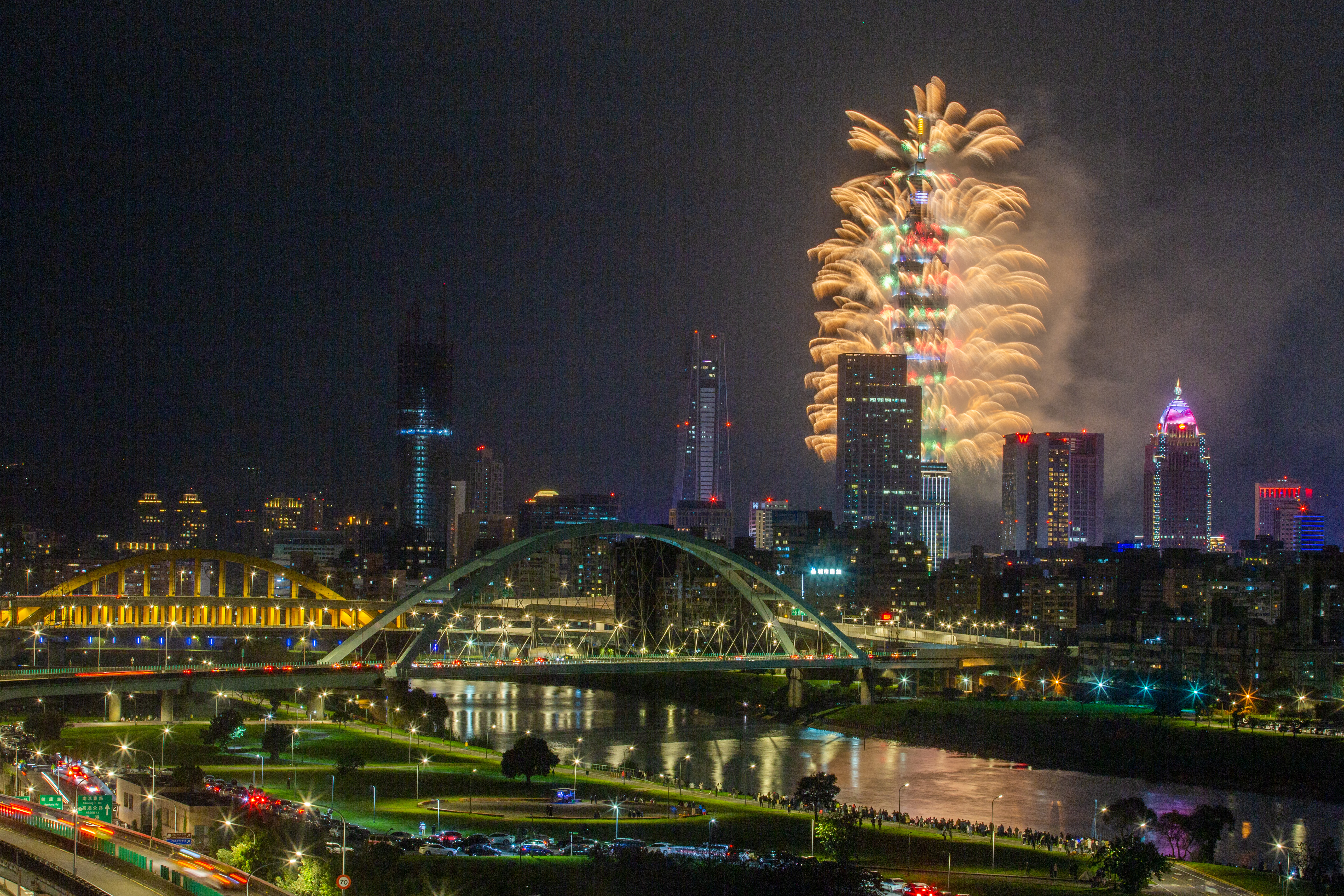 台北101跨年煙火秀長達5分鐘，今年全新推出「360度立體特效輪狀煙火」，是全世界第一個在高樓架設的煙火設施。
