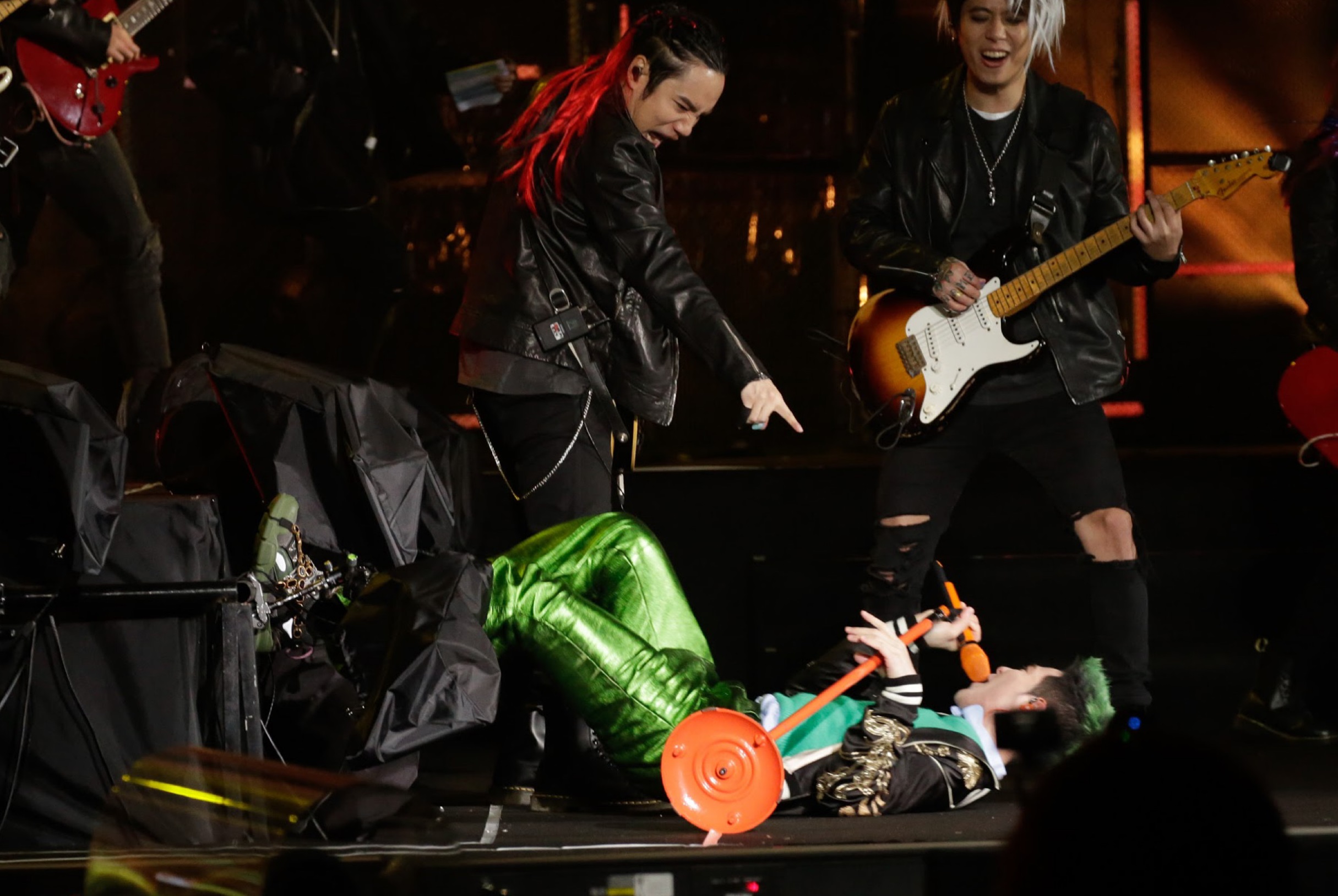 蕭敬騰太激動跌倒，第一時間吉他手想拉他，他卻乾脆躺著把歌唱完。