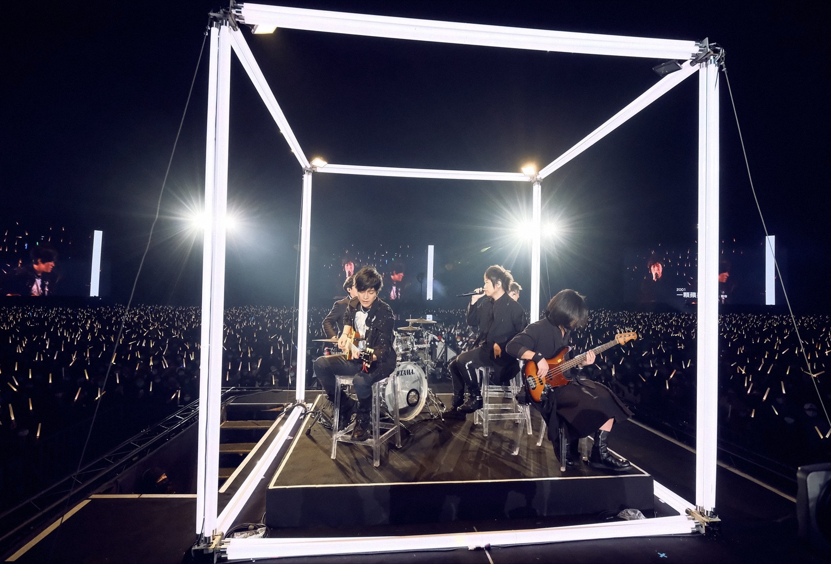 一開場，五月天在場館正中間的光年立方舞台唱著〈一顆蘋果〉。（相信音樂提供）