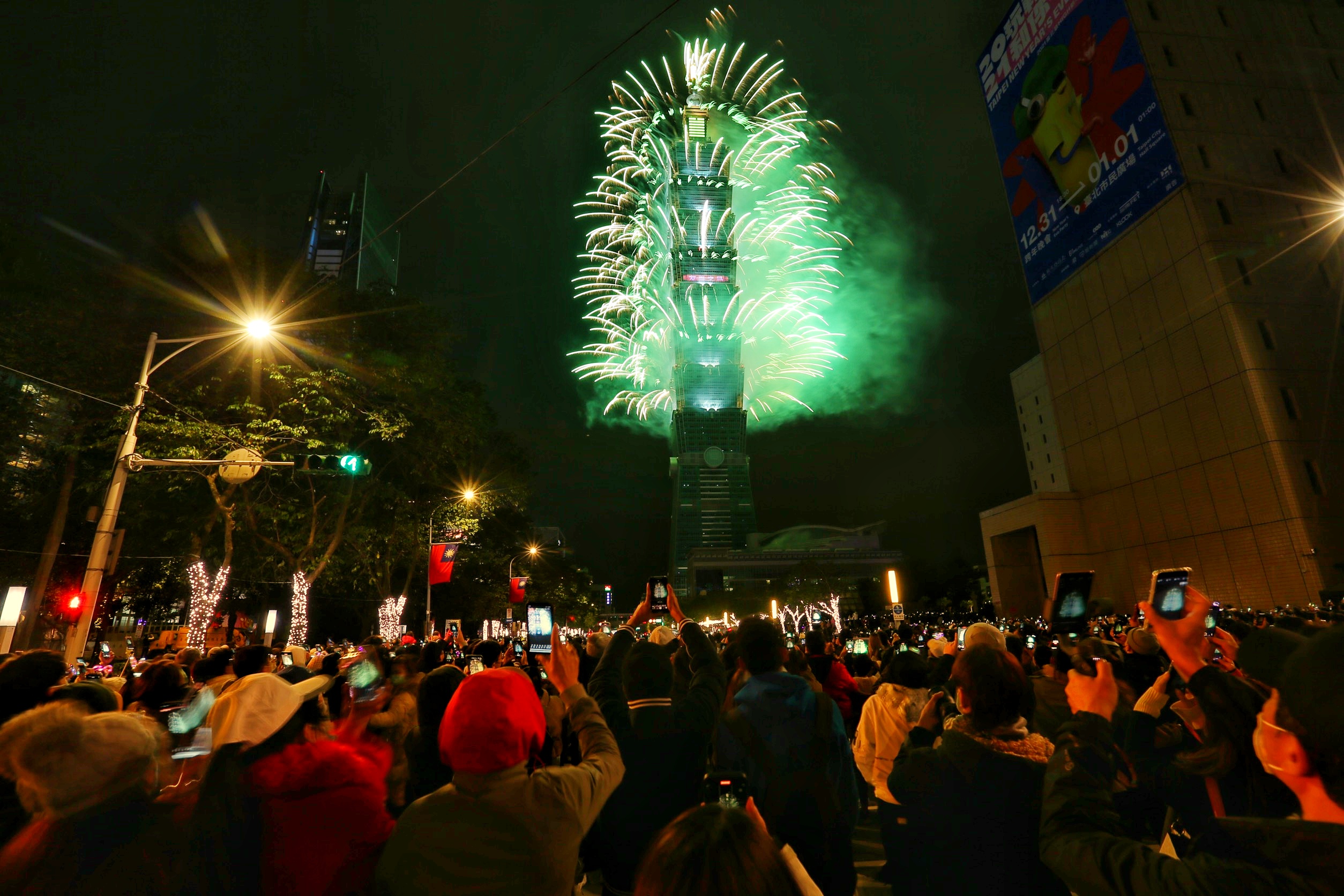 台北市30多位自主健康管理者被發現偷溜進跨年會場，種種行徑皆被天網捕捉。