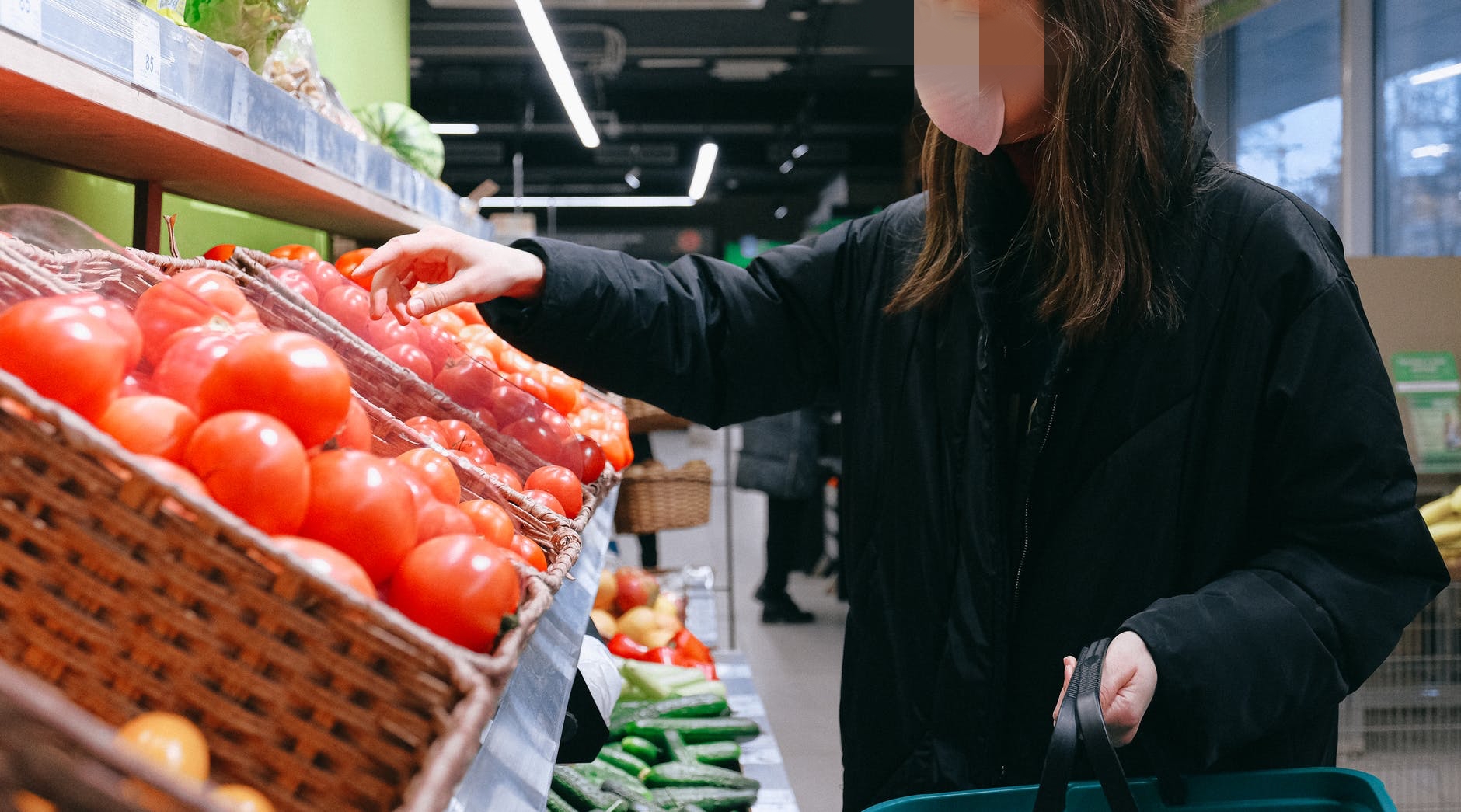 女網友到超市購物，防盜門狂響讓她相當困擾；示意圖。（PEXELS）