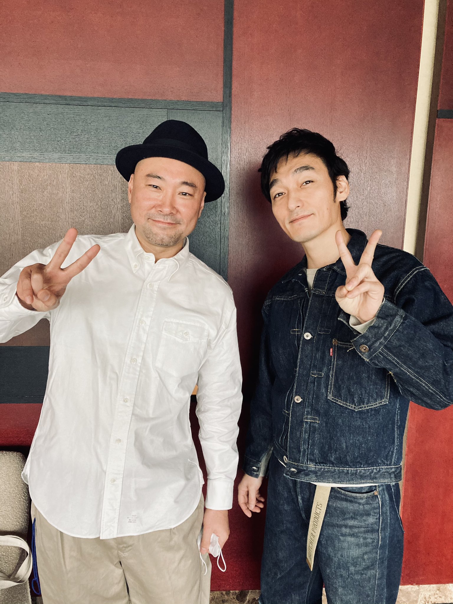 內田英治(左)首次與草彅剛合作,對他的演技以及溫柔的性格讚不絕口。(翻攝自內田英治Twitter)