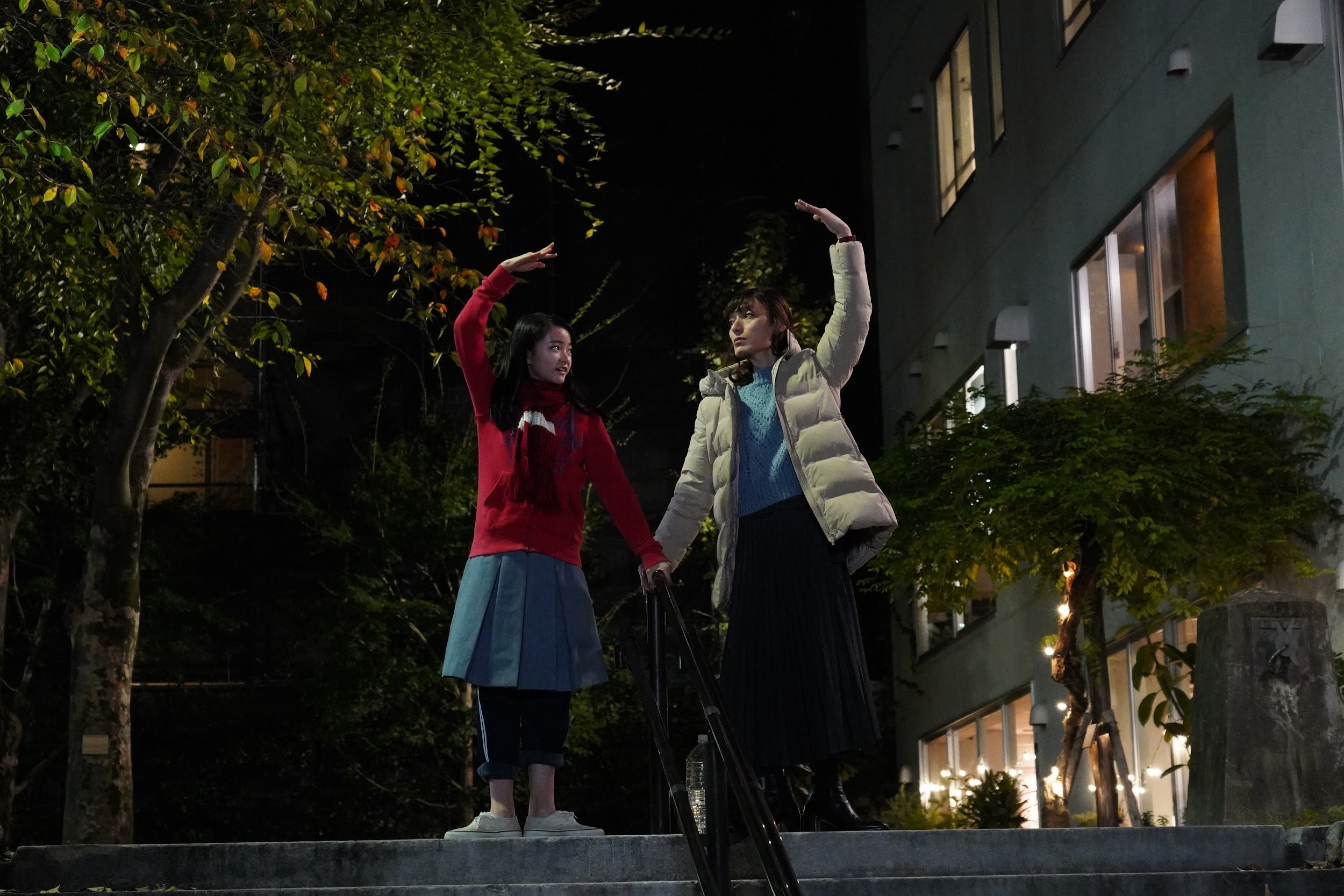 草彅剛（右）在《午夜天鵝》向服部樹咲學芭蕾舞，慢慢拉近了兩人的距離。（天馬行空提供）