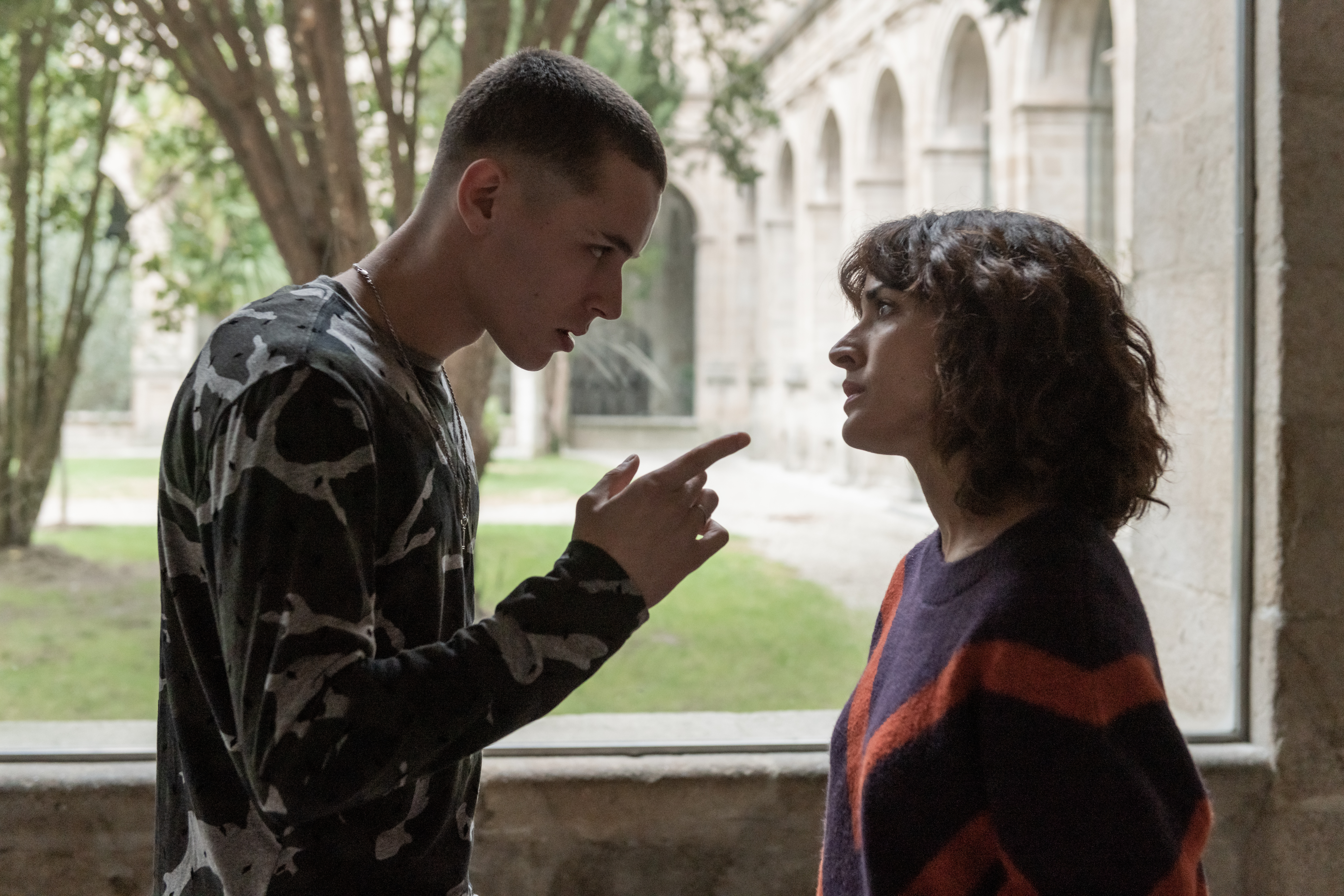 拉葵兒（右）碰上跟他作對的學生亞戈（左），仗著自己的老爸有錢有勢，想做什麼就做什麼。（Netflix提供）