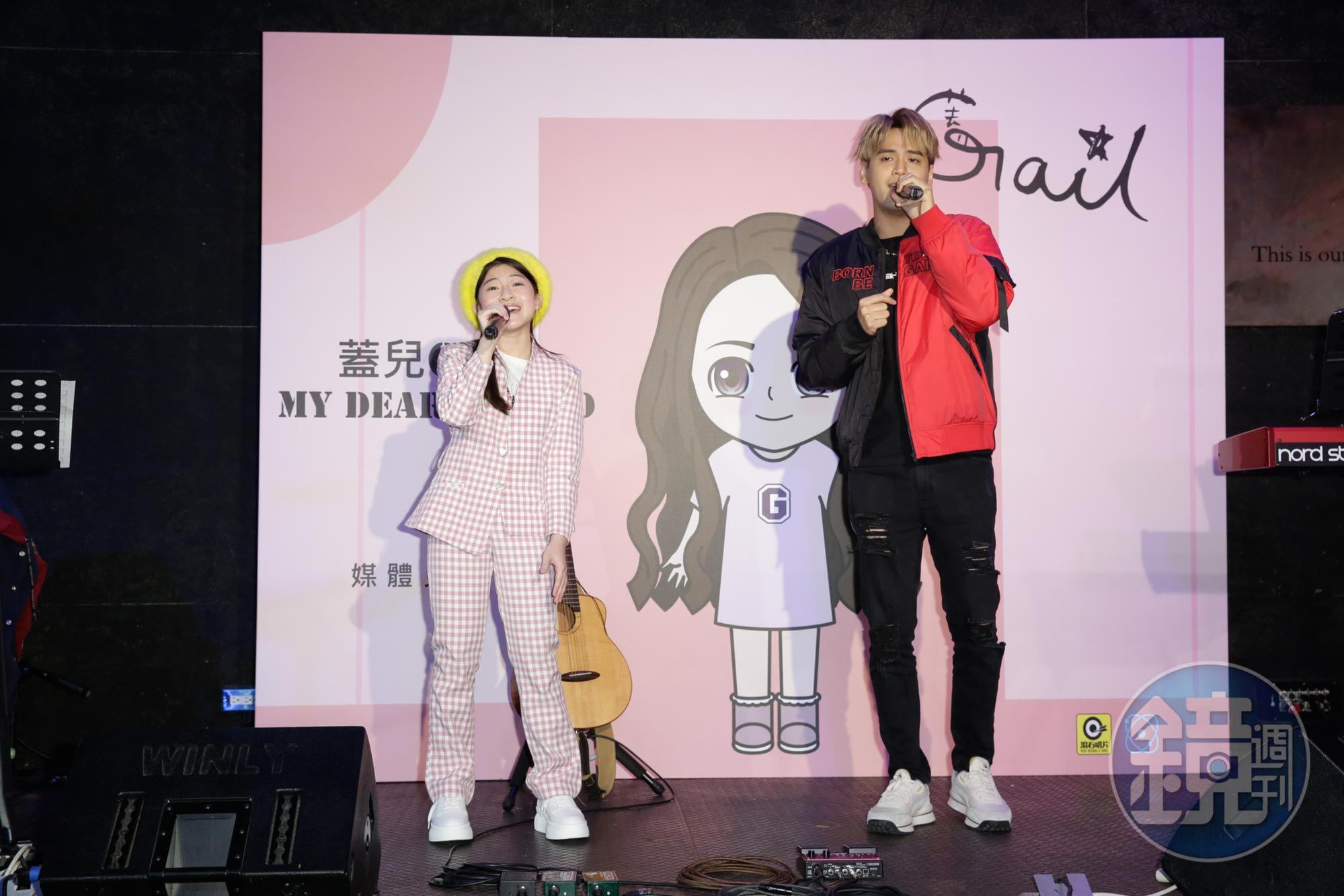 泰國少女歌手蓋兒（左）與陳零九（右）大方合唱，成為陳零九合唱對象中年紀最輕的一位。