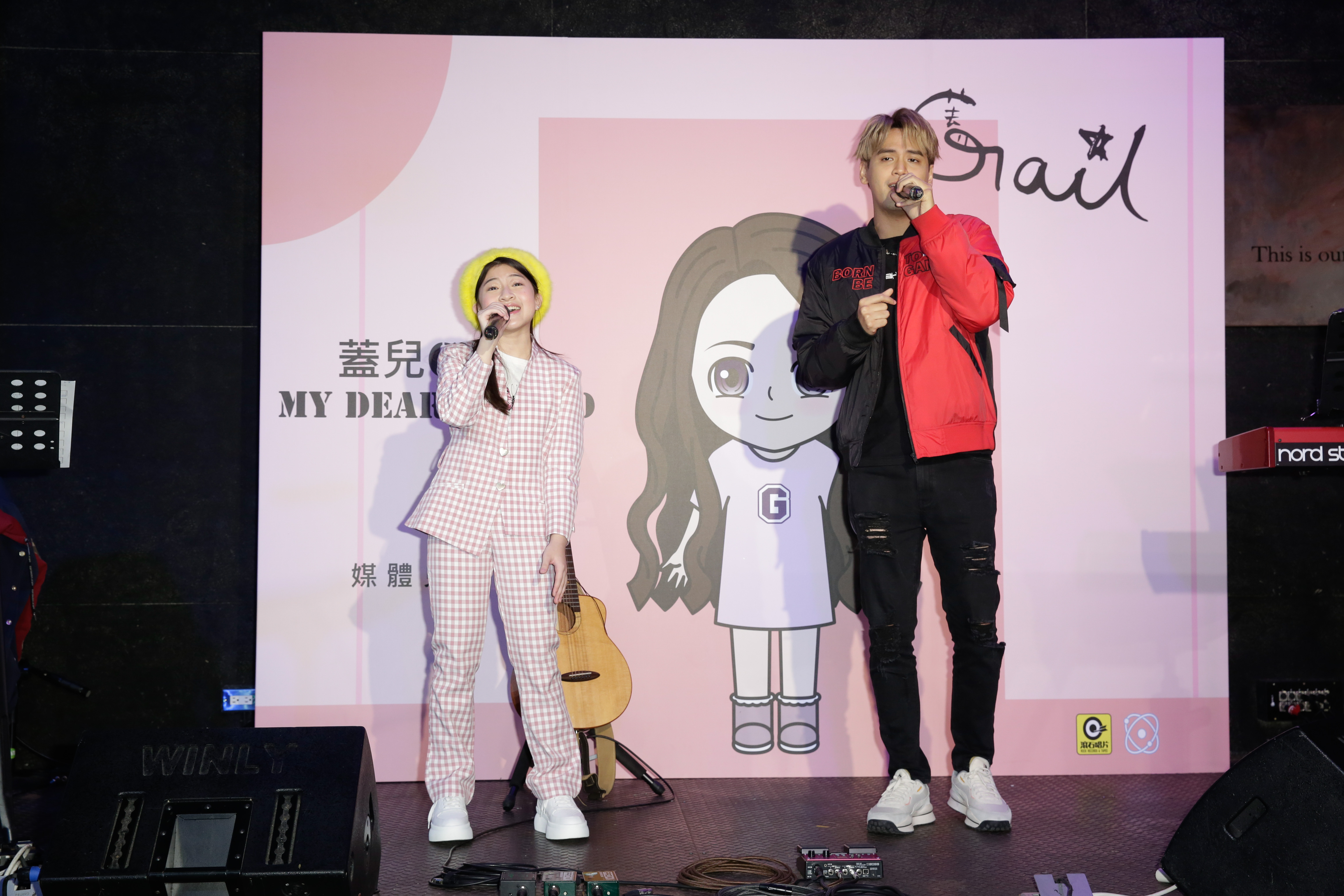 泰國少女歌手蓋兒（左）與陳零九（右）大方合唱，成為陳零九合唱對象中年紀最輕的一位。