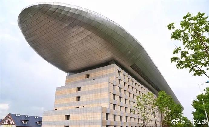 長白山長白天地度假酒店被選為2020年「中國10大醜陋建築」亞軍。（翻攝自土木在線微博）
