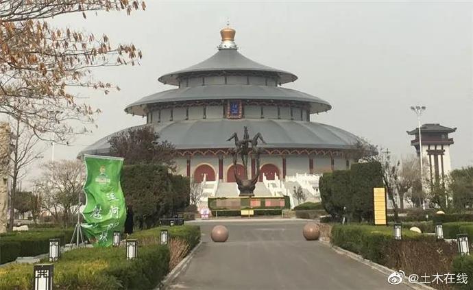 上榜理由:拙劣模仿中國傳統建築經典,形式混亂,比例失調。(翻攝自土木在線微博)