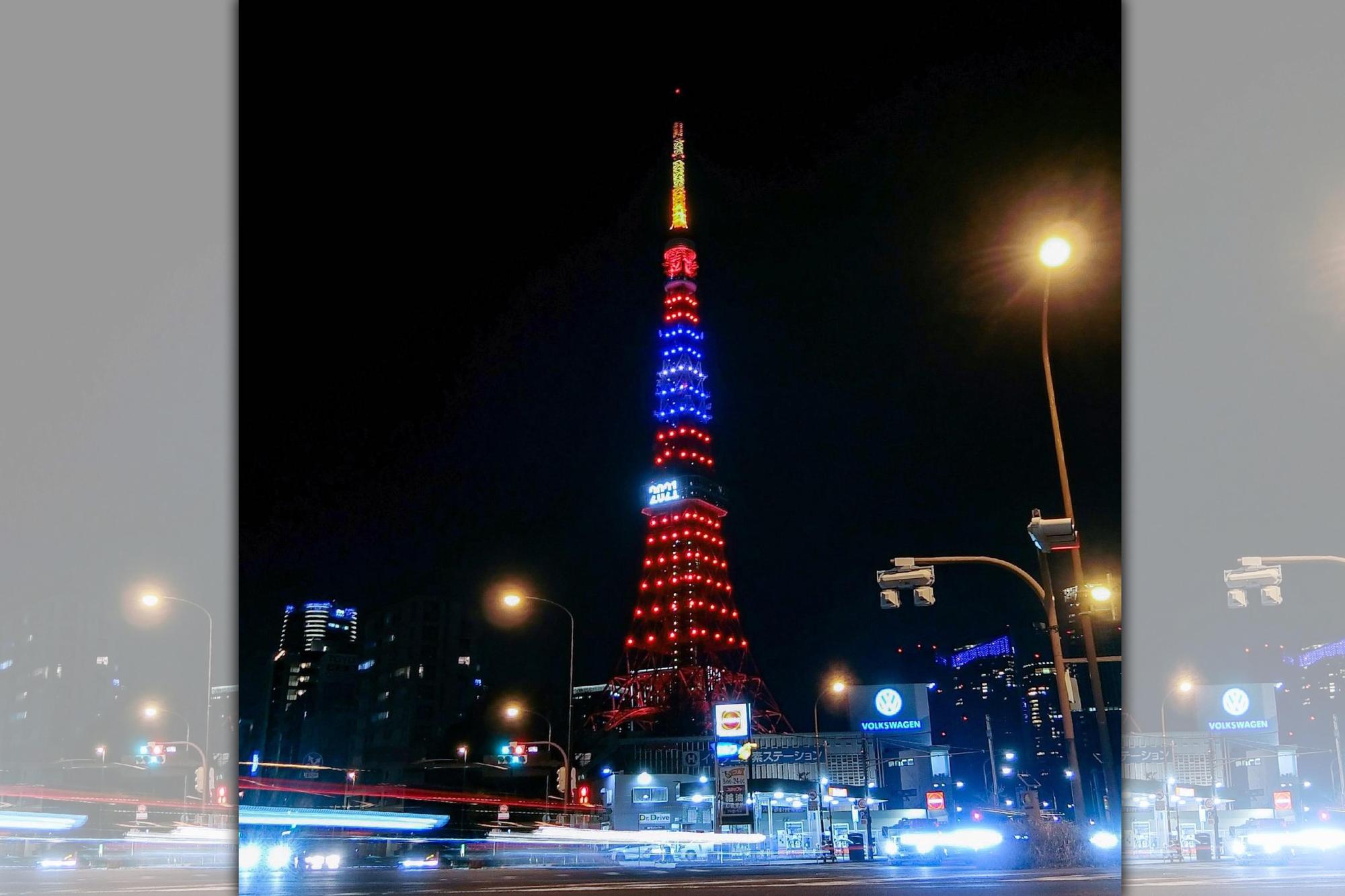 東京鐵塔今晚亮起「青天白日滿地紅」台灣國旗色,慶祝台灣祭。(翻攝tetuwo_nishi推特)