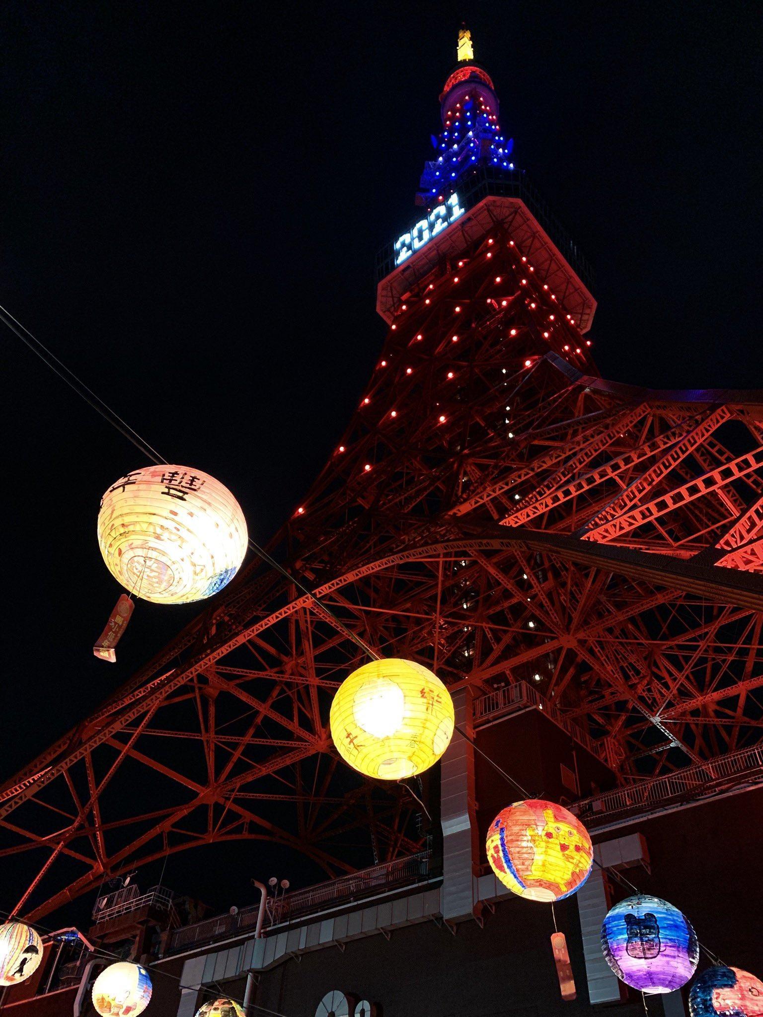 東京鐵塔點上代表台灣國旗的「紅藍白」三色。(翻攝xnydna推特)