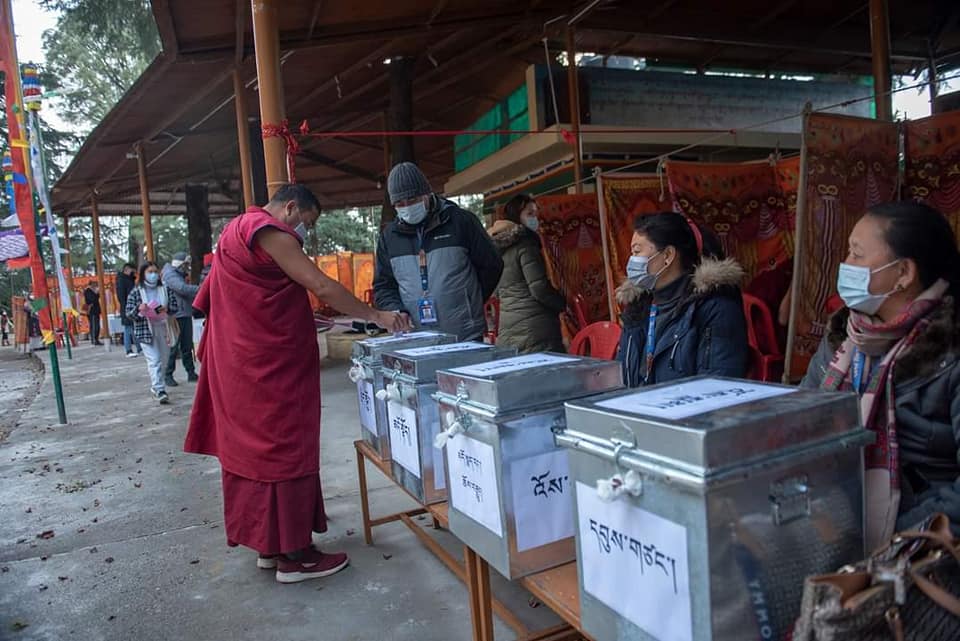 藏人行政中央昨日舉行大選，8萬名散居世界各國的藏人登記參與投票。（翻攝自西藏之頁臉書）