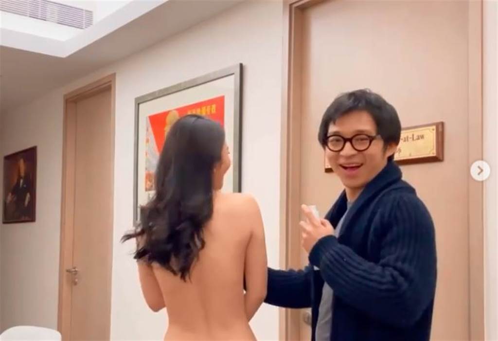 林作（右）疑似替女友裕美（左）擦豐胸霜，引起討論。（翻攝自裕美IG）