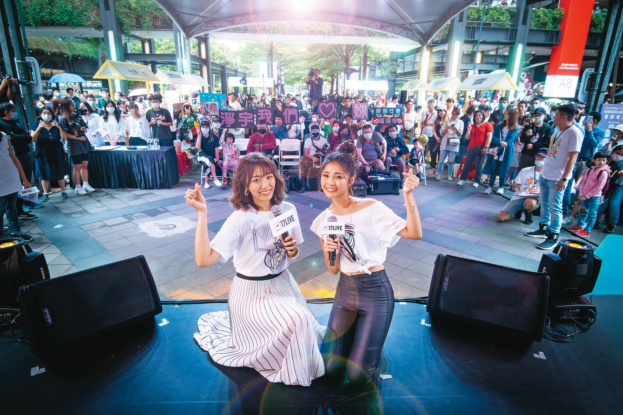 17LIVE看好台灣音樂市場，旗下LIVER「甜版陳綺貞」陳韻喬（左）、小提琴家LIVER歐琳（右）出席集團新秀選拔演唱會，有如明星粉絲見面會。（17LIVE提供）