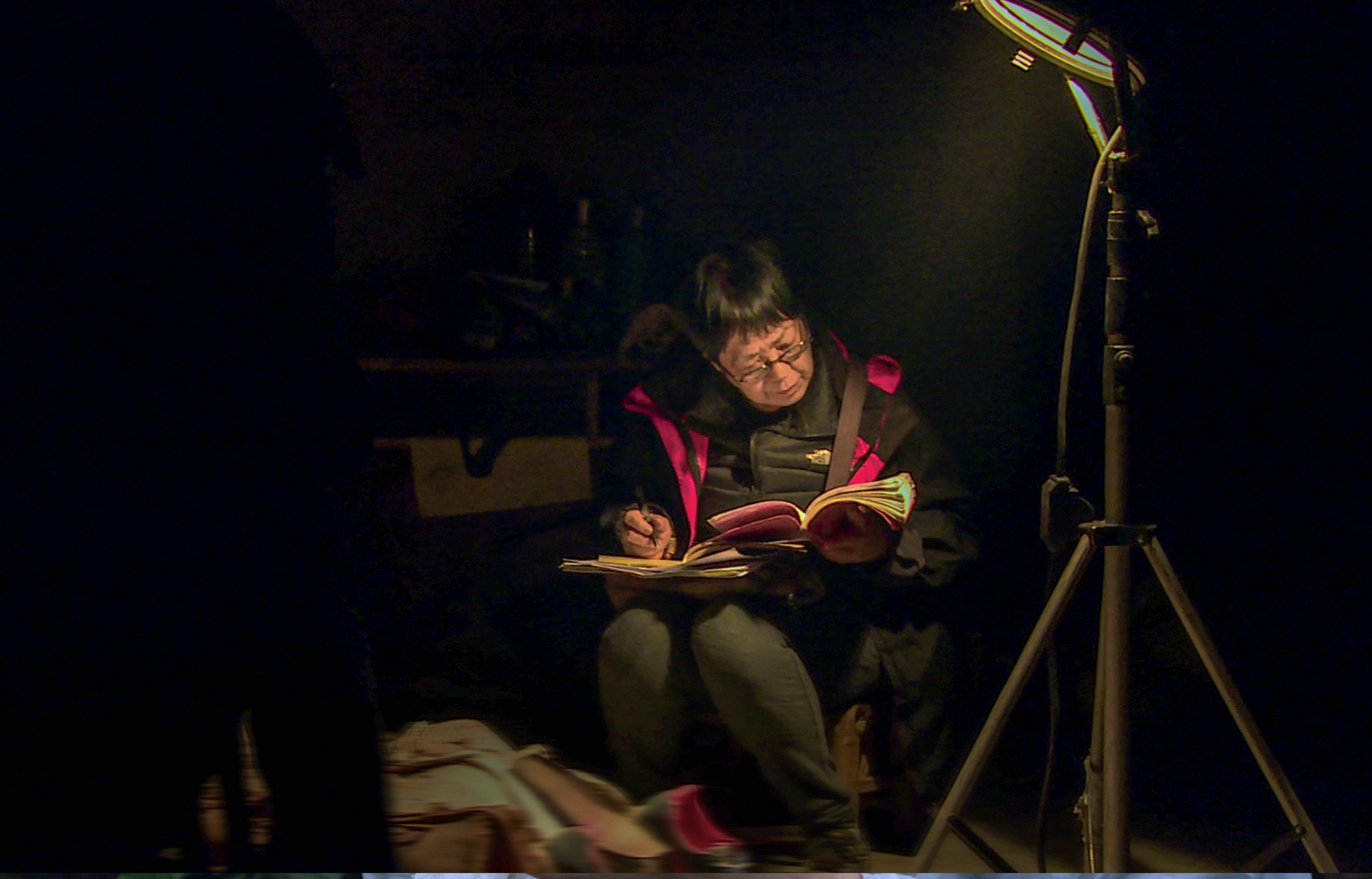 片中捕捉到導演許鞍華對電影的認真執著態度，也呈現她率直、堅持的一面。（傳影互動提供）