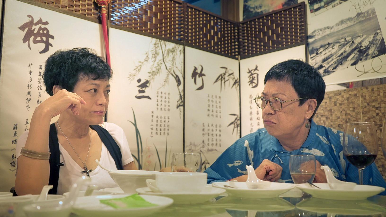 影片訪問許鞍華(右)親友、工作夥伴,其中包括有40餘年交情的女星張艾嘉(左)。(傳影互動提供)