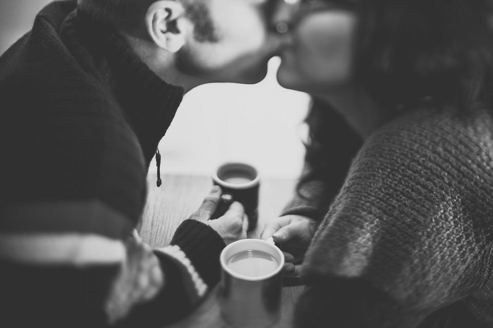 女大生跨年與男友家人一起歡度，目睹男友親吻他的媽媽。（翻攝自pixabay）